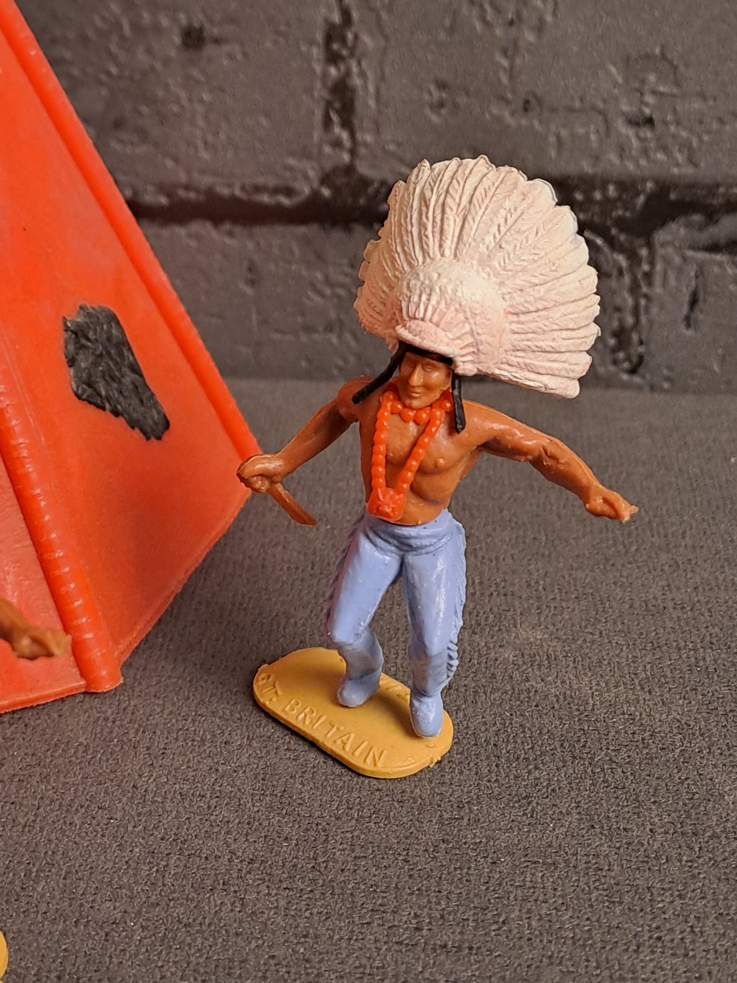 Timpo Toys Tipi and Indians