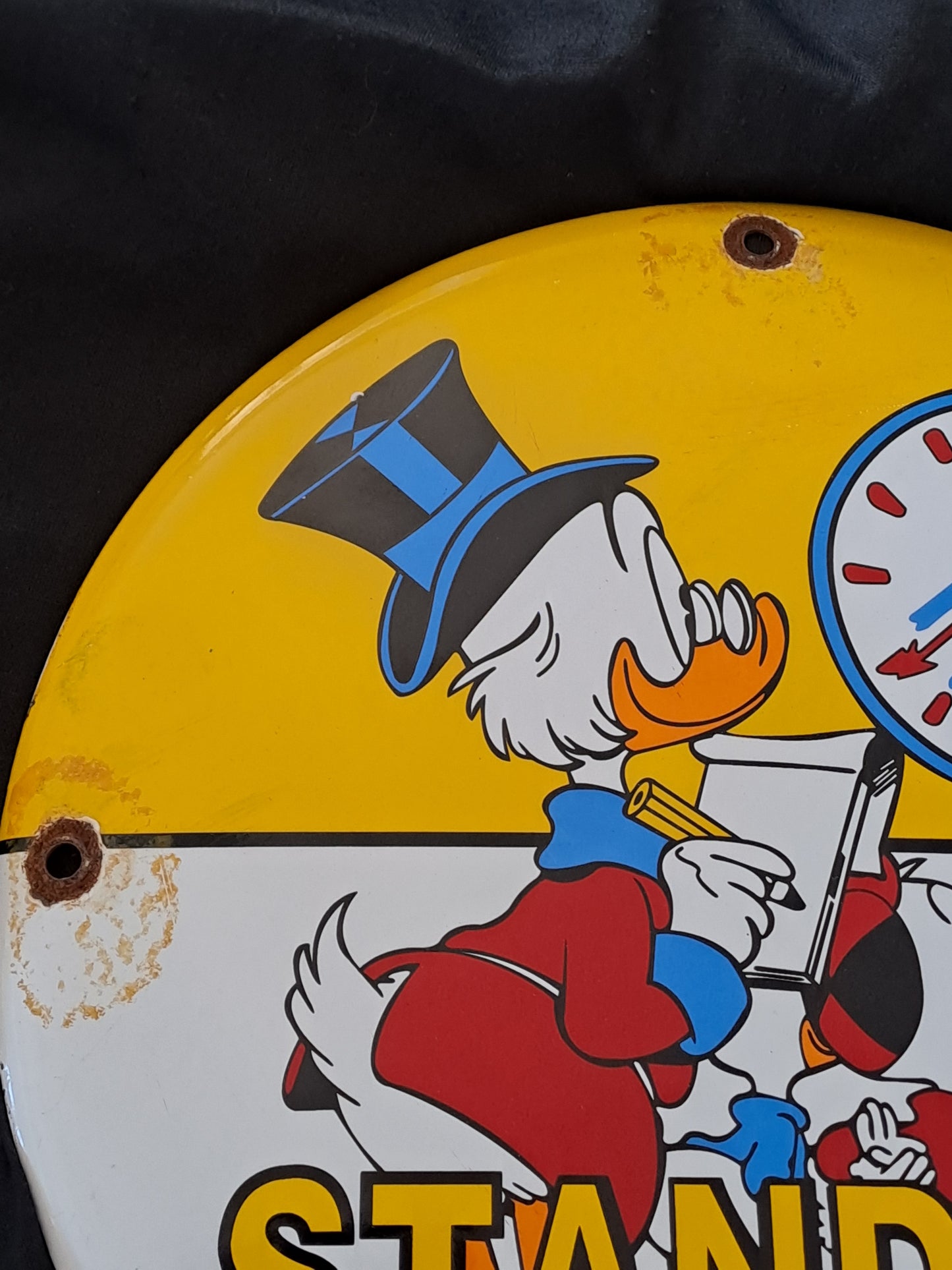 Standard Gasoline Enamel Sign with Scrooge Disney / Standard Gasoline Emalje Skilt med Onkel Joakim Disney
