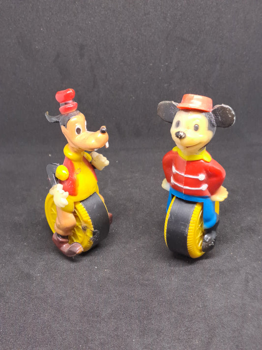 Mickey og Fedtmule på en-hjulet cykel