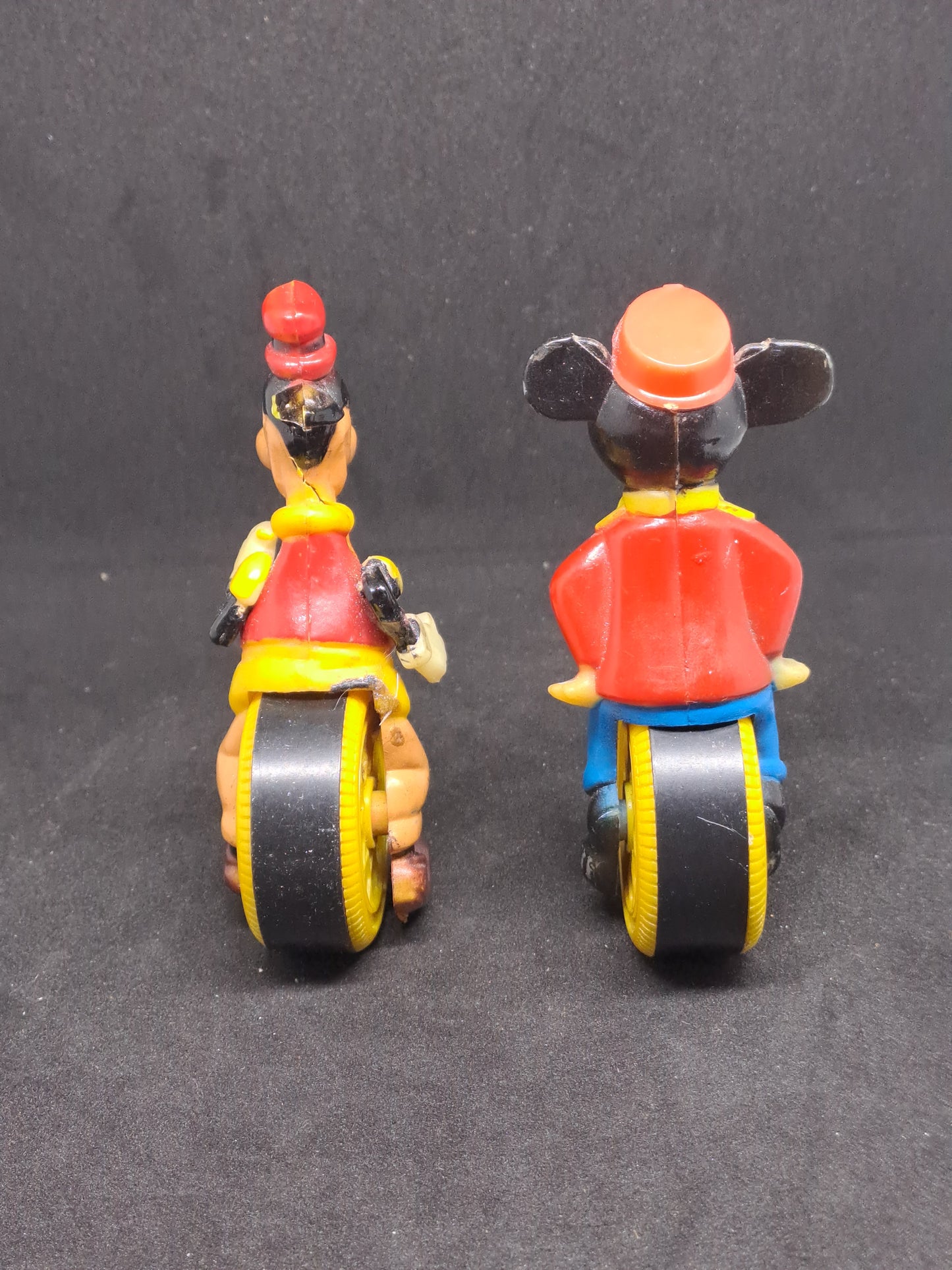 Mickey og Fedtmule på en-hjulet cykel