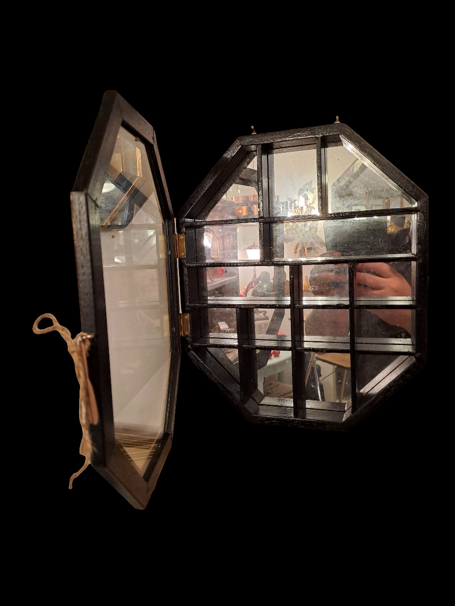Octagonal Vintage Display Cabinet / Ottekantet Vintage Display Skab