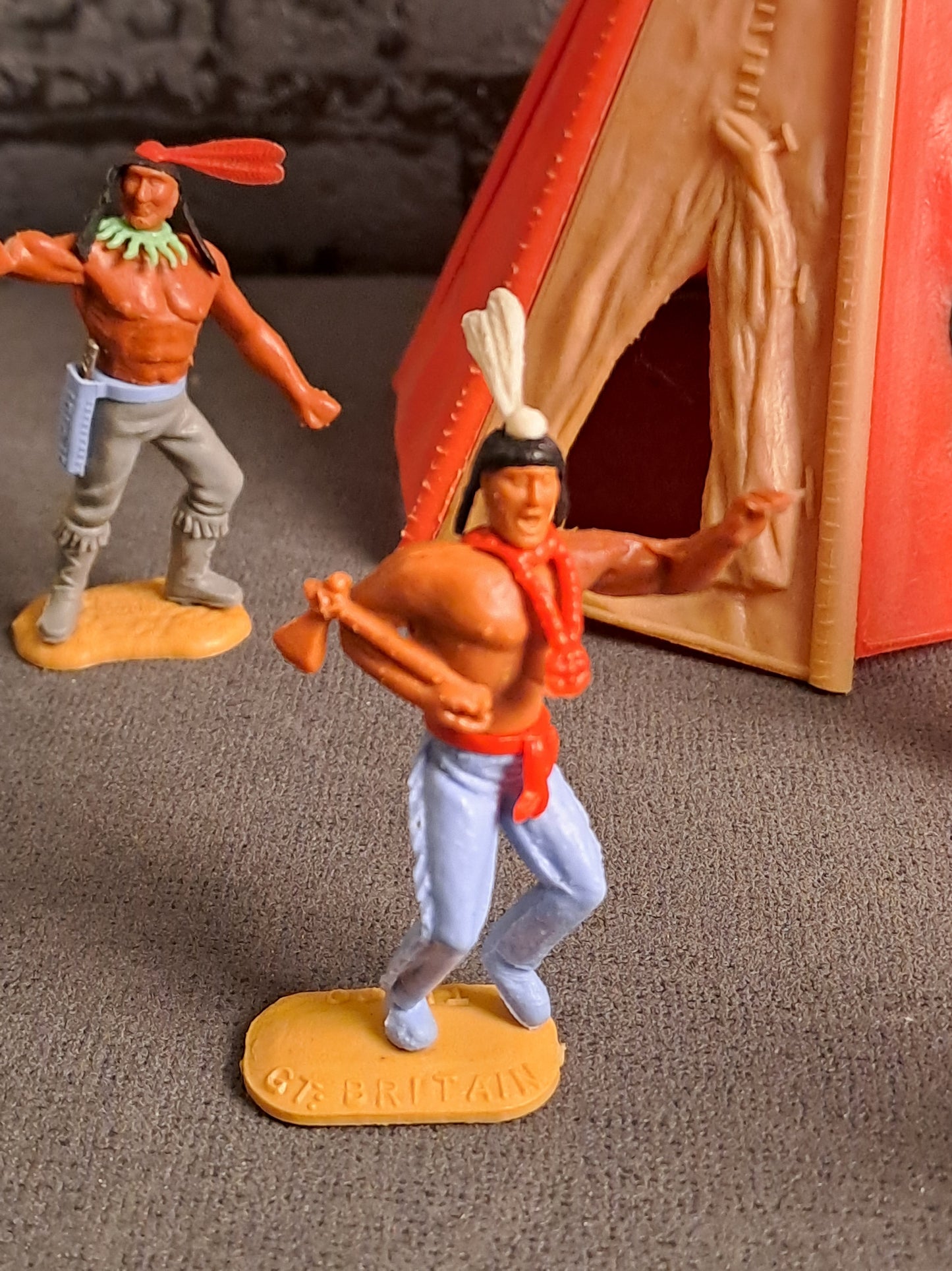 Timpo Toys Tipi and Indians