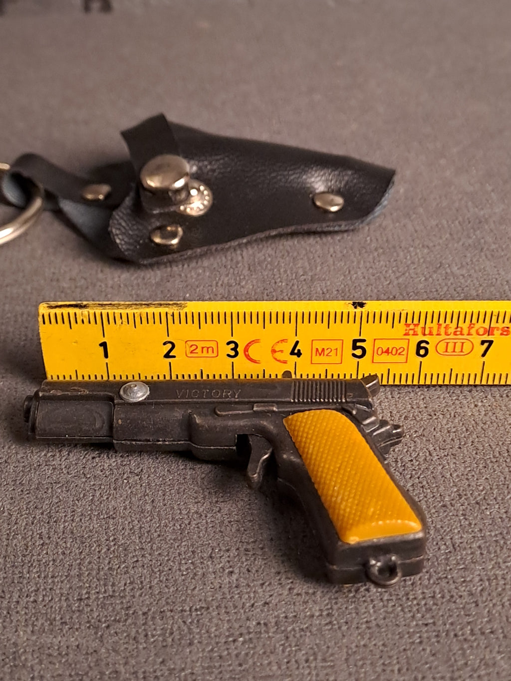 Vintage Key Ring Revolver in Holster 1970's / Vintage Nøglerings Revolver i Hylster 1970'erne