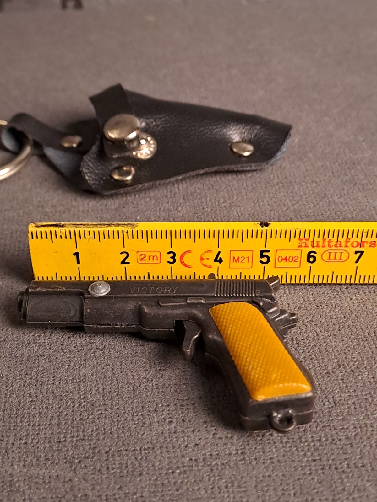 Vintage Key Ring Revolver in Holster 1970's / Vintage Nøglerings Revolver i Hylster 1970'erne