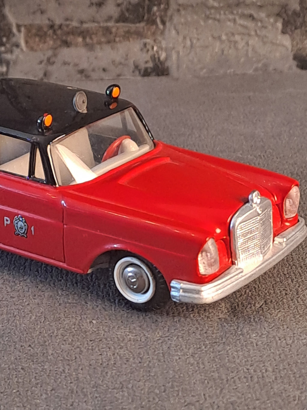 Tekno Denmark Mercedes-Benz 220SE Fire Chief