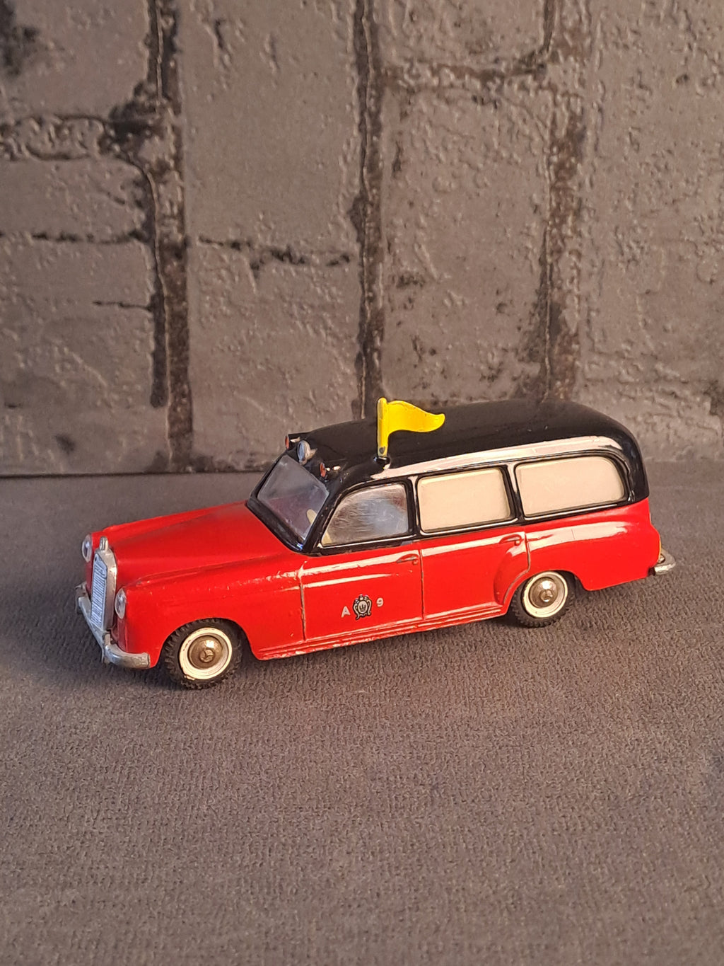 Tekno Denmark Mercedes Benz 220s Ambulance