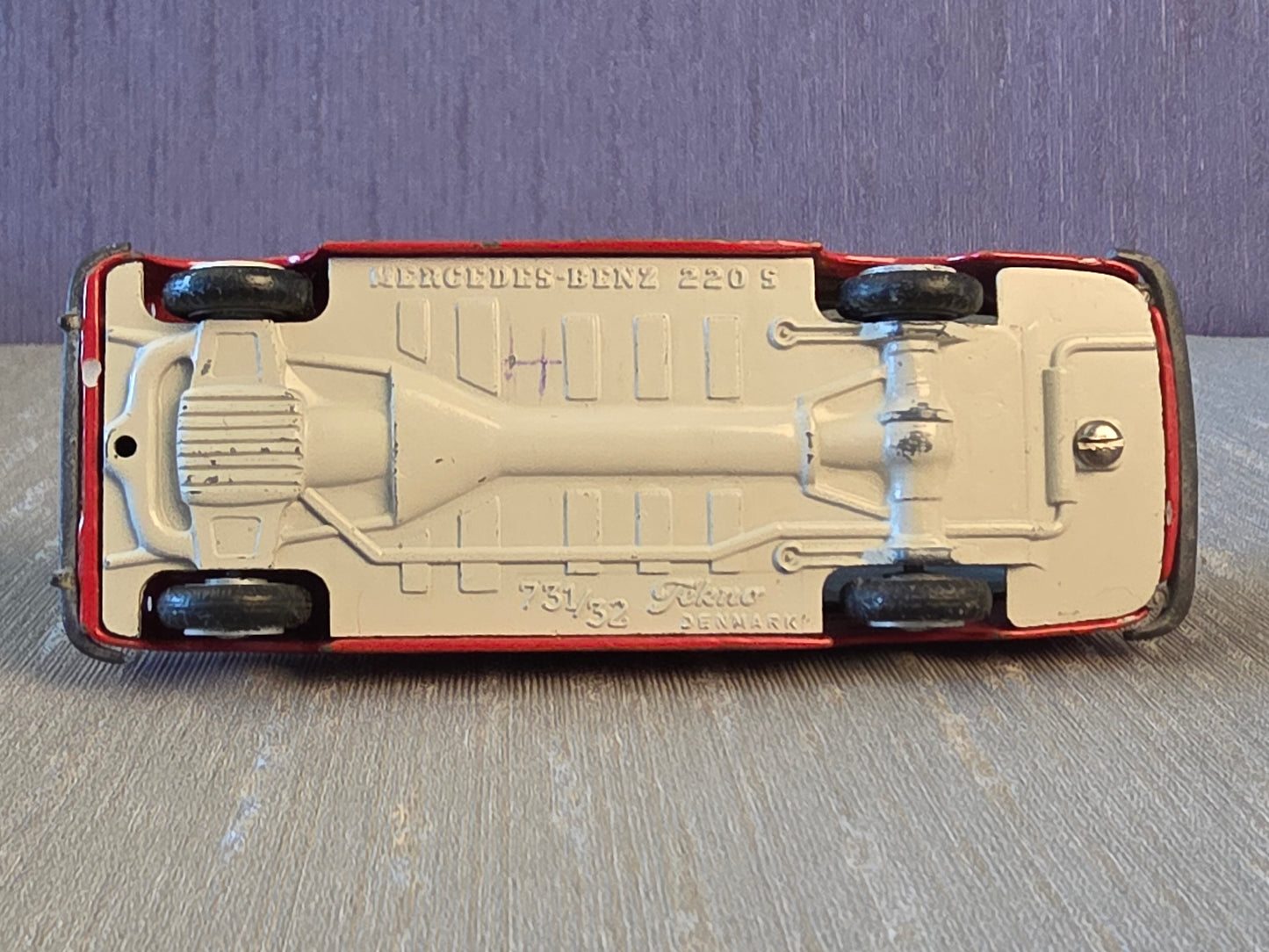 Tekno Mercedes Benz 220s Ambulance