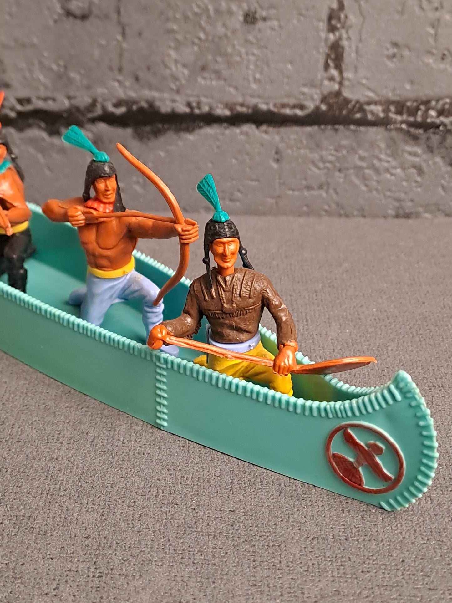 Timpo Toys Indians in Canoe / Timpo Toys Indianere i Kano