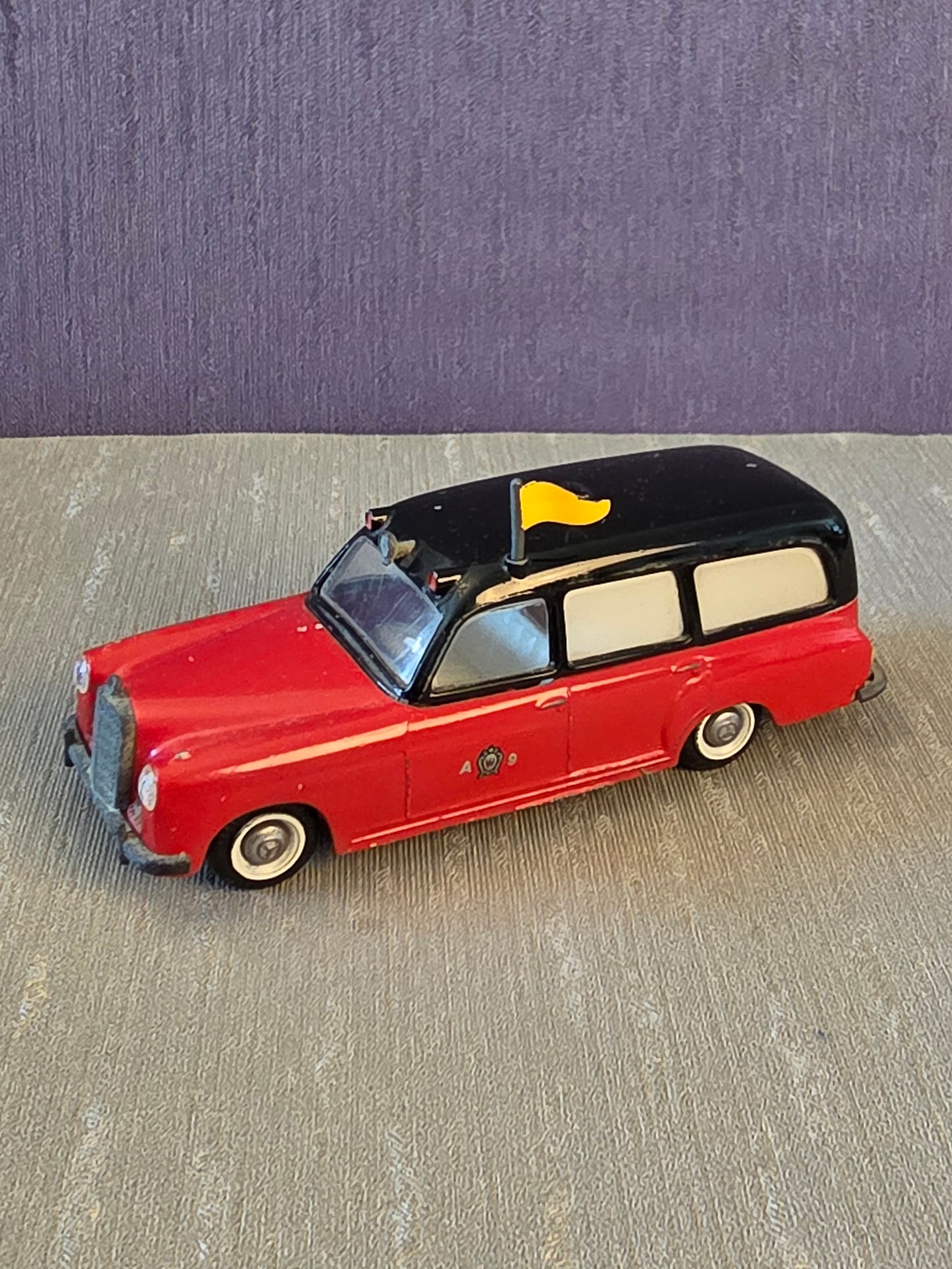 Tekno Mercedes Benz 220s Ambulance