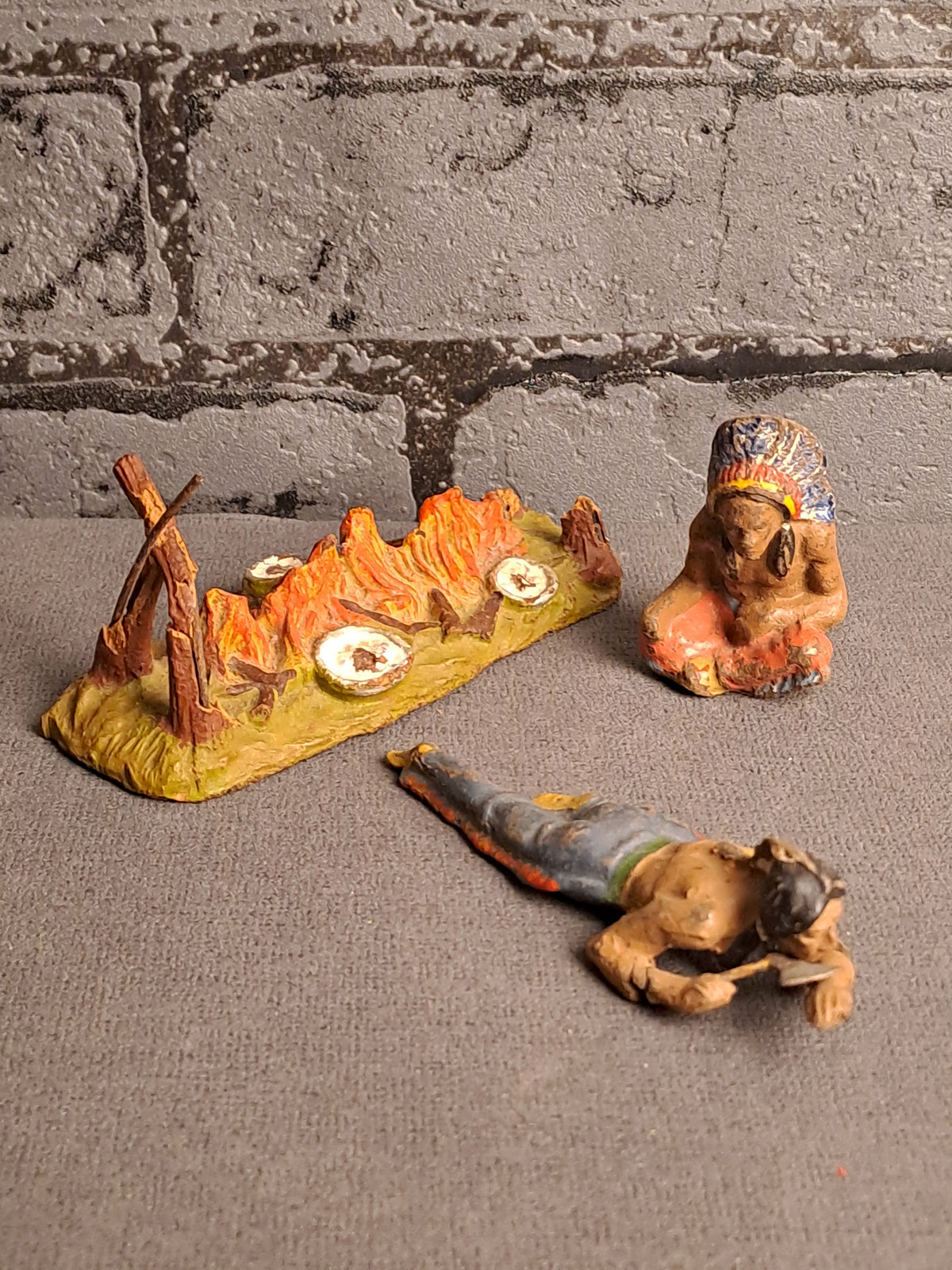 Lineol and Elastolin Indians with Fire Place / Lineol og Elastolin Indianere med Ildsted