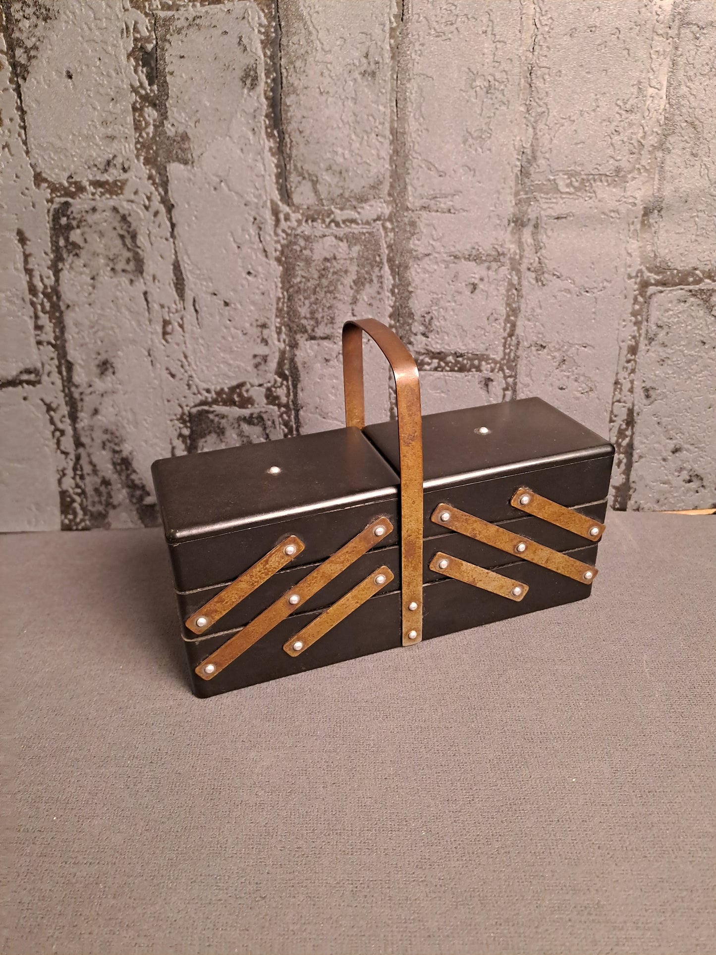 Very Rare Bakelite Sewing Box / Meget Sjældent Bakelit Syskrin 1930erne