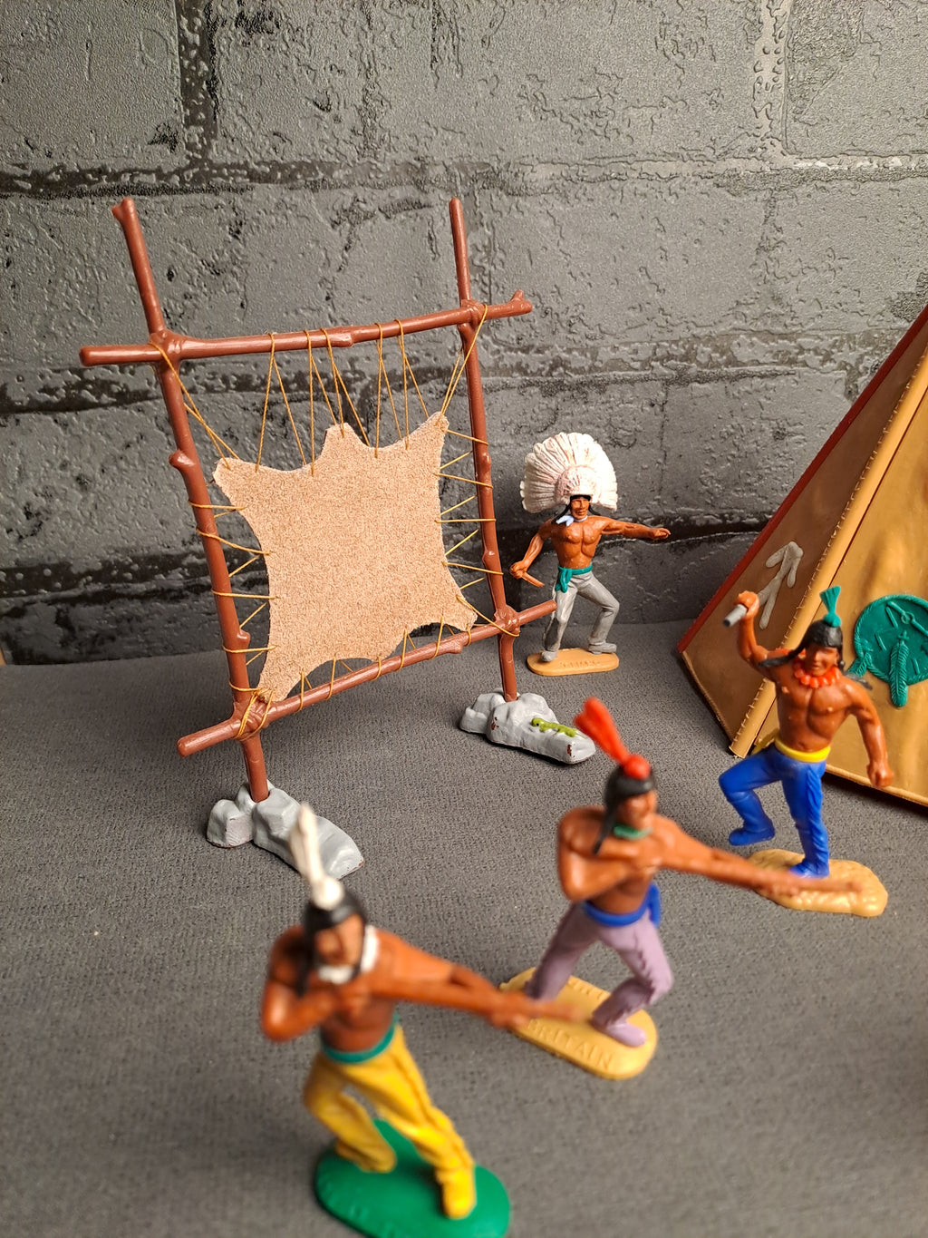 Timpo Toys Indians with Tent and Leather Stretch / Timpo Toys Indianere med Telt og Skind