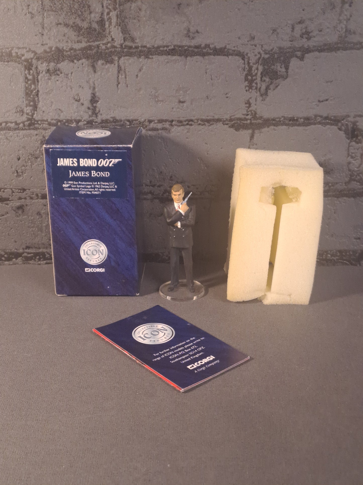 James Bond 007 Sir Roger Moore Corgi Icon 1999