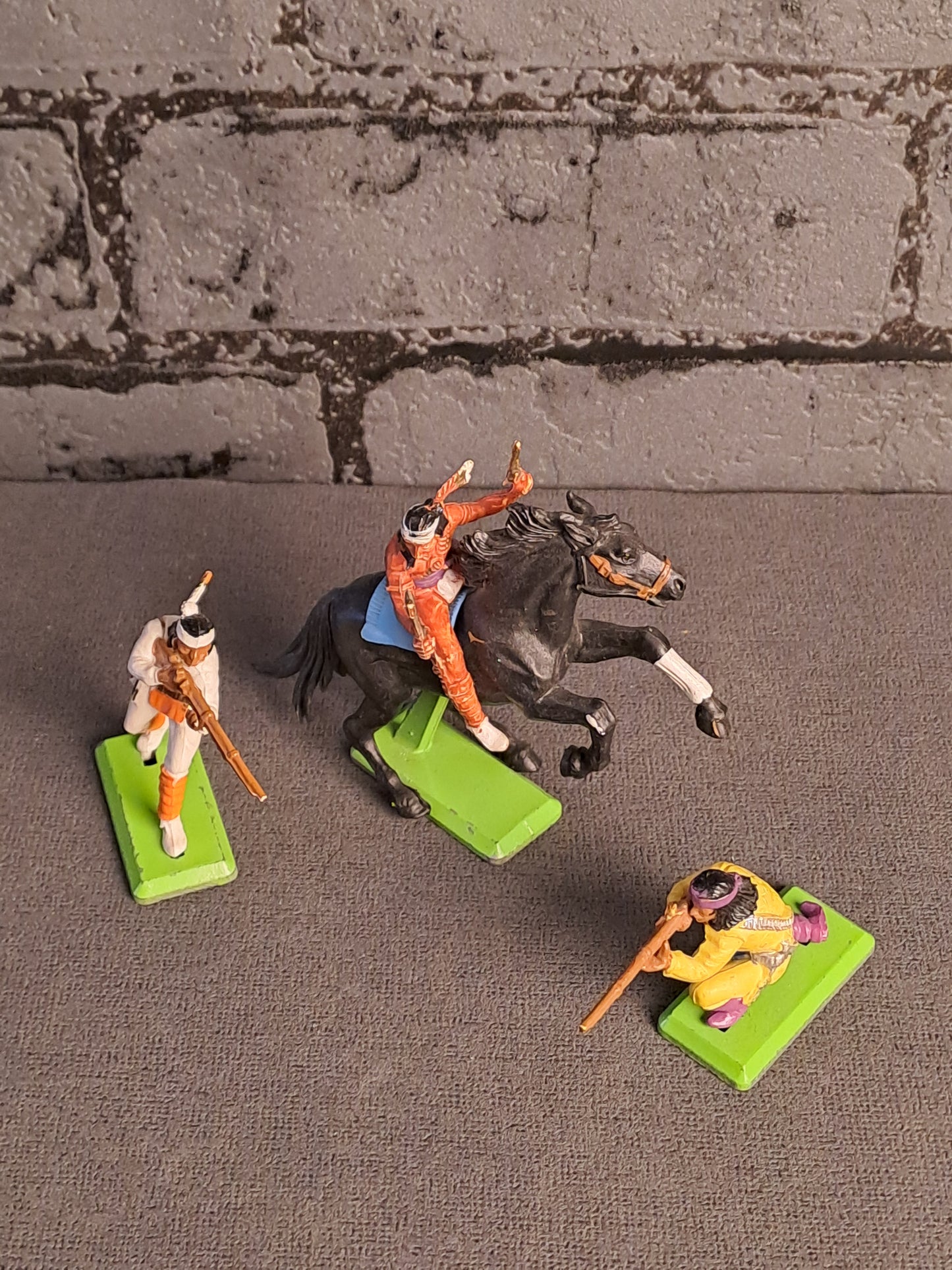 Britains Deetail Attacking Indians / Angribende Indianere