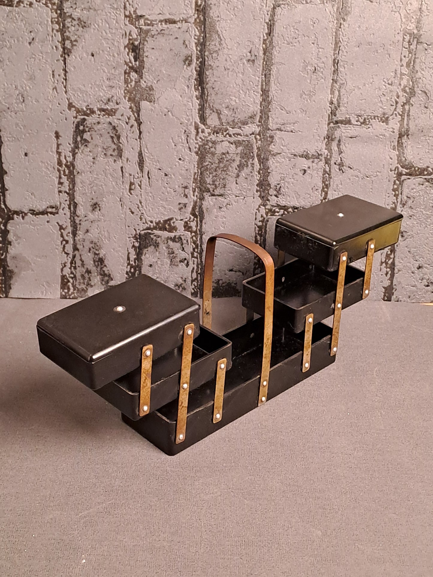 Very Rare Bakelite Sewing Box / Meget Sjældent Bakelit Syskrin 1930erne