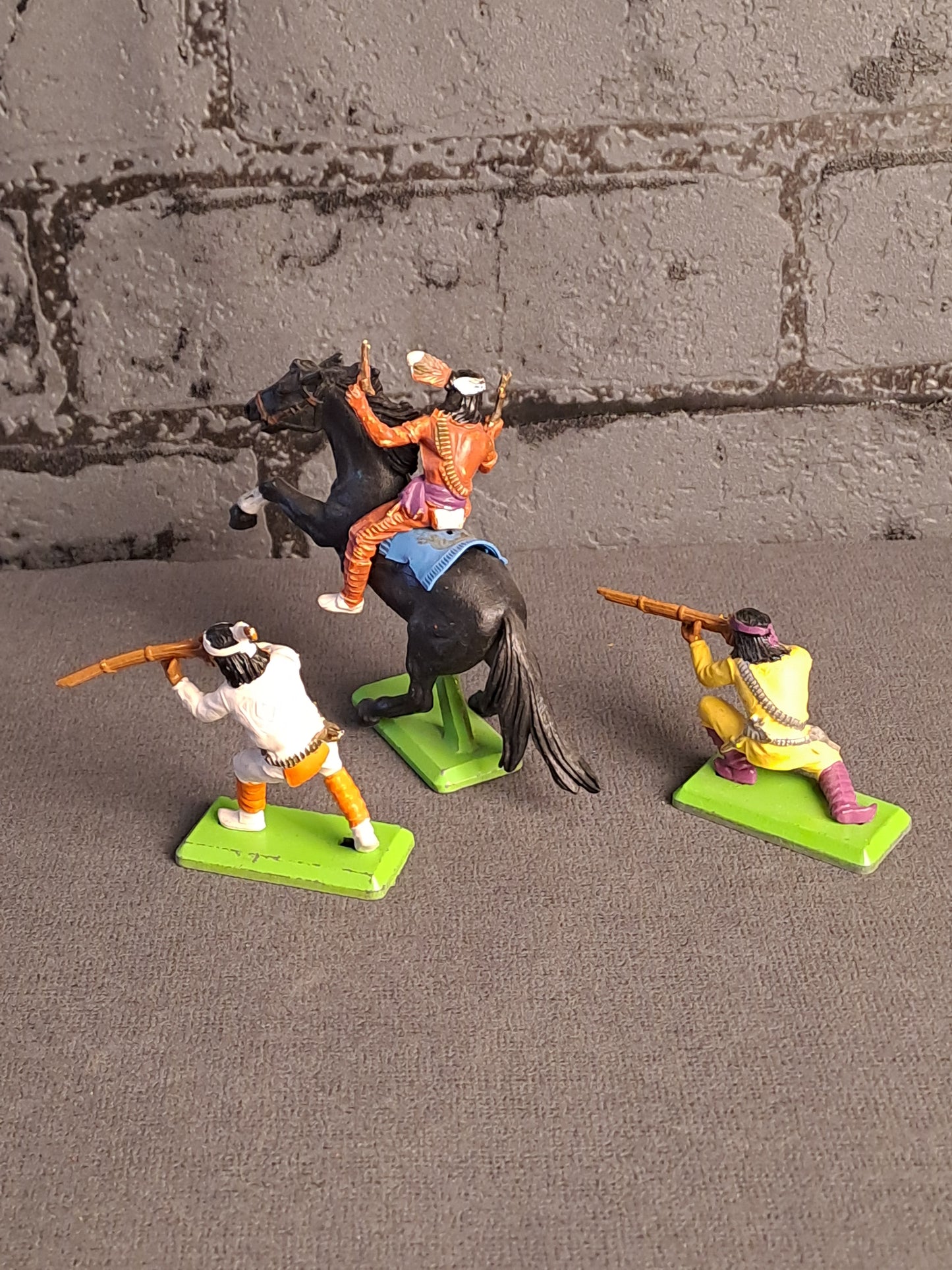 Britains Deetail Attacking Indians / Angribende Indianere