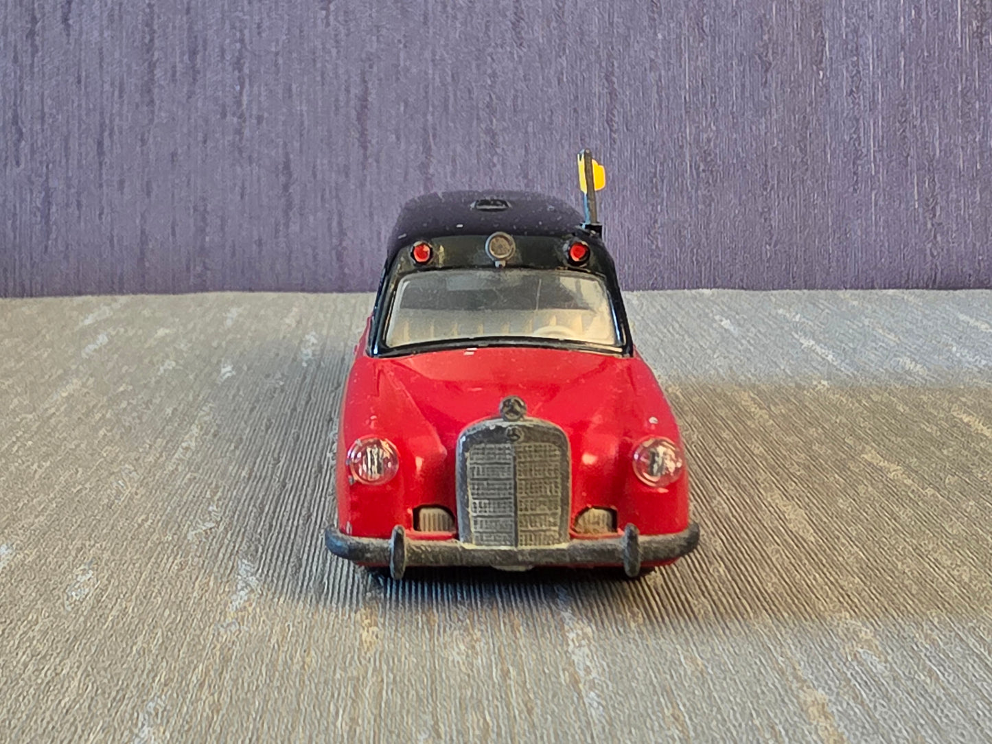 Tekno Mercedes Benz 220s Ambulance
