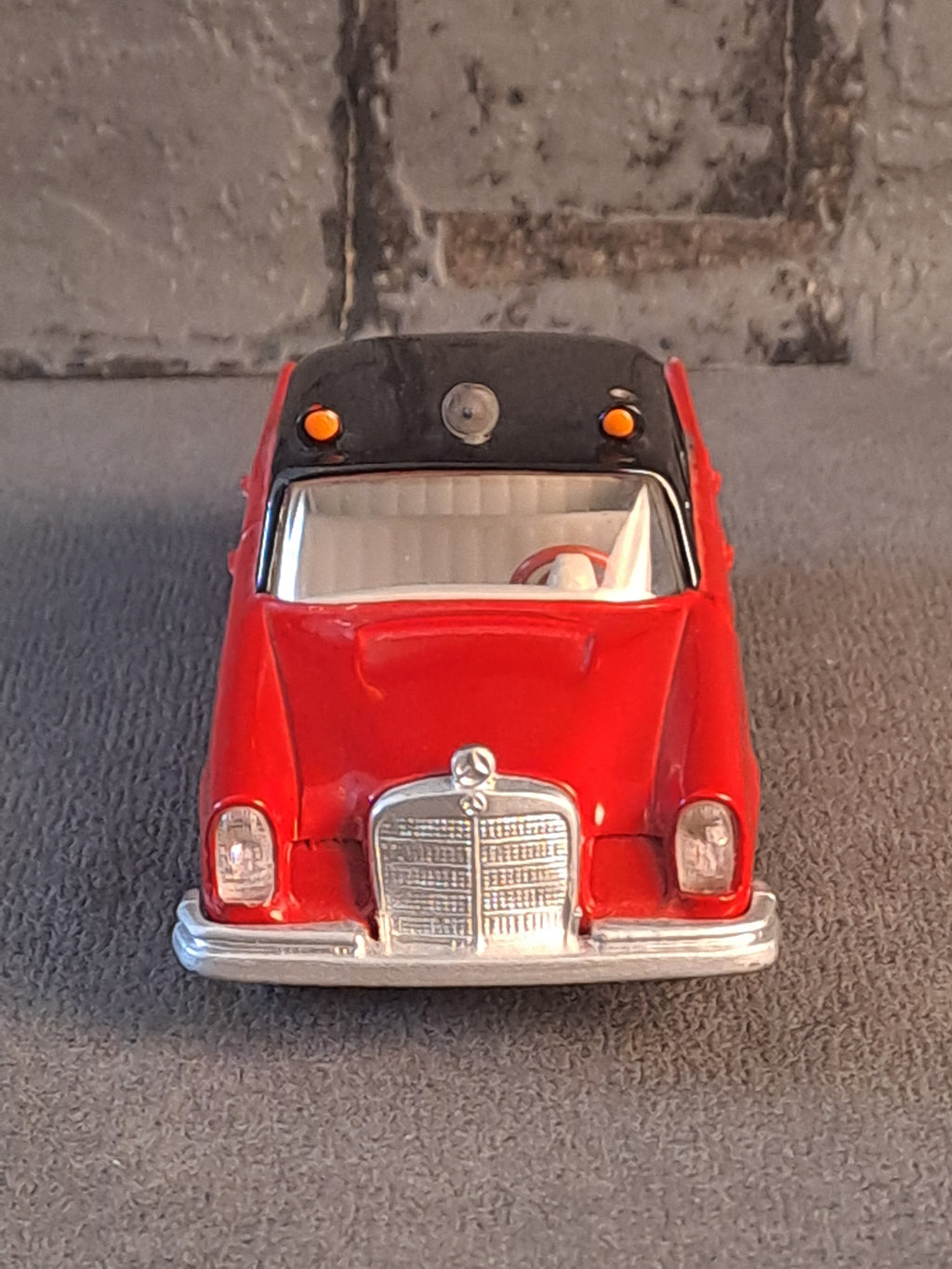 Tekno Denmark Mercedes-Benz 220SE Fire Chief