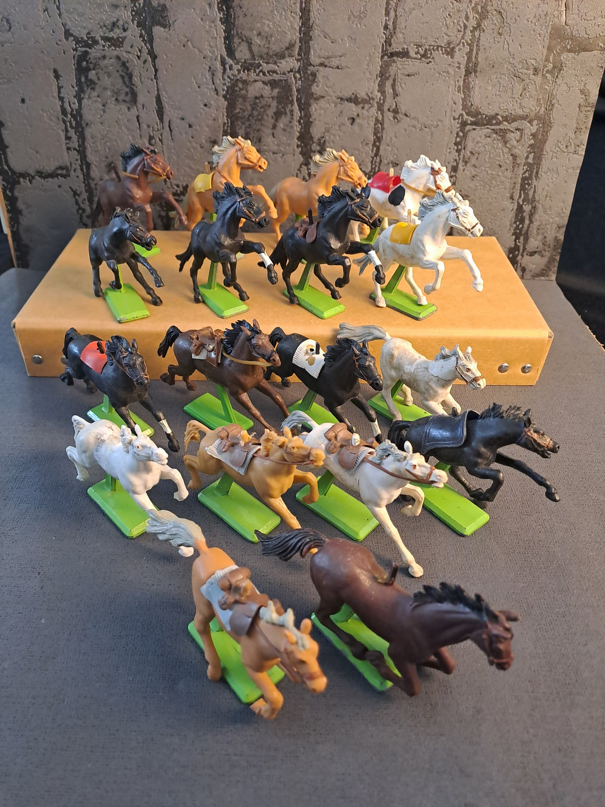 Britains Deetail Wild West Horses x18