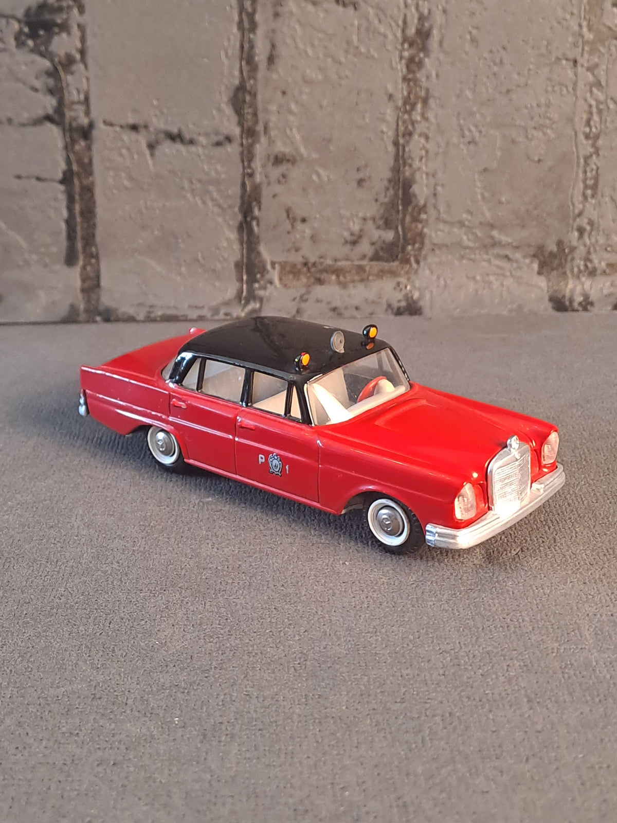 Tekno Denmark Mercedes-Benz 220SE Fire Chief