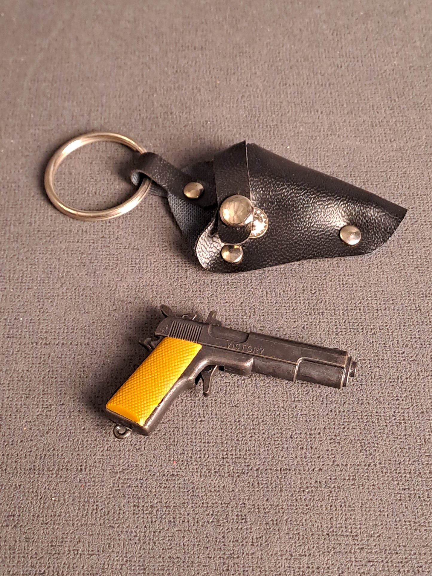 Vintage Key Ring Revolver in Holster 1970's / Vintage Nøglerings Revolver i Hylster 1970'erne