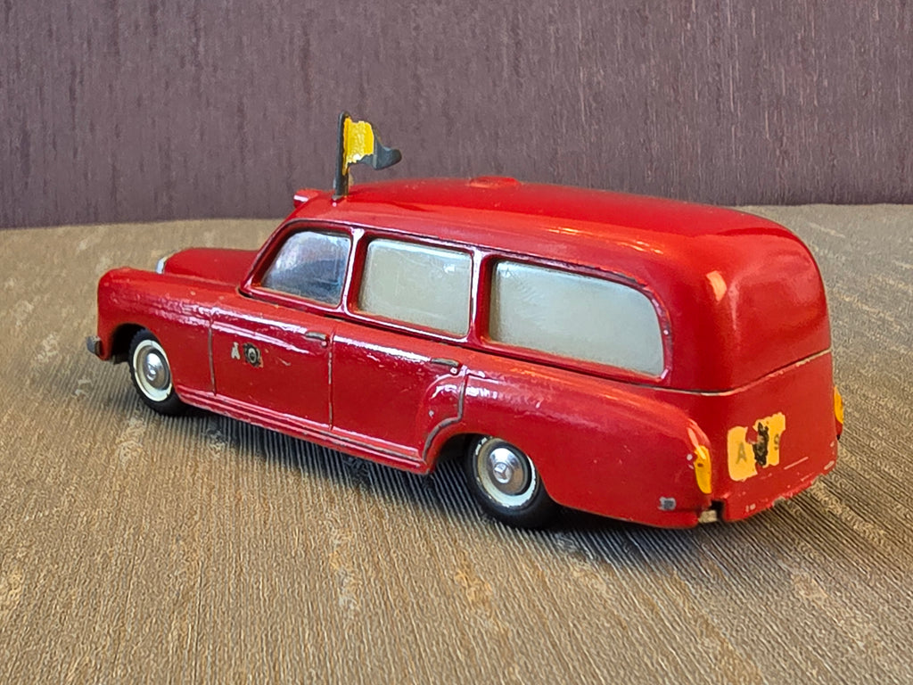 Tekno Mercedes-Benz 220S Ambulance