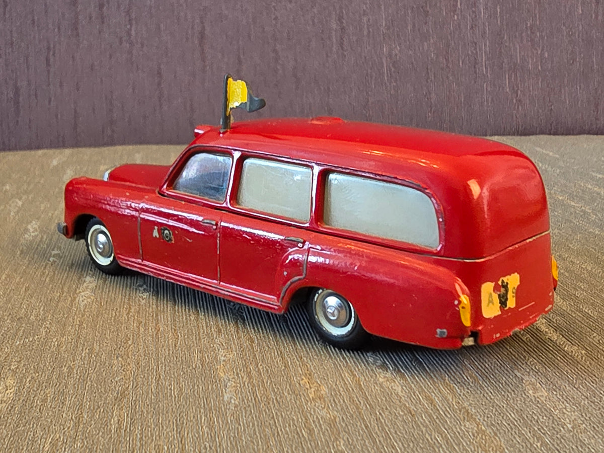 Tekno Mercedes-Benz 220S Ambulance