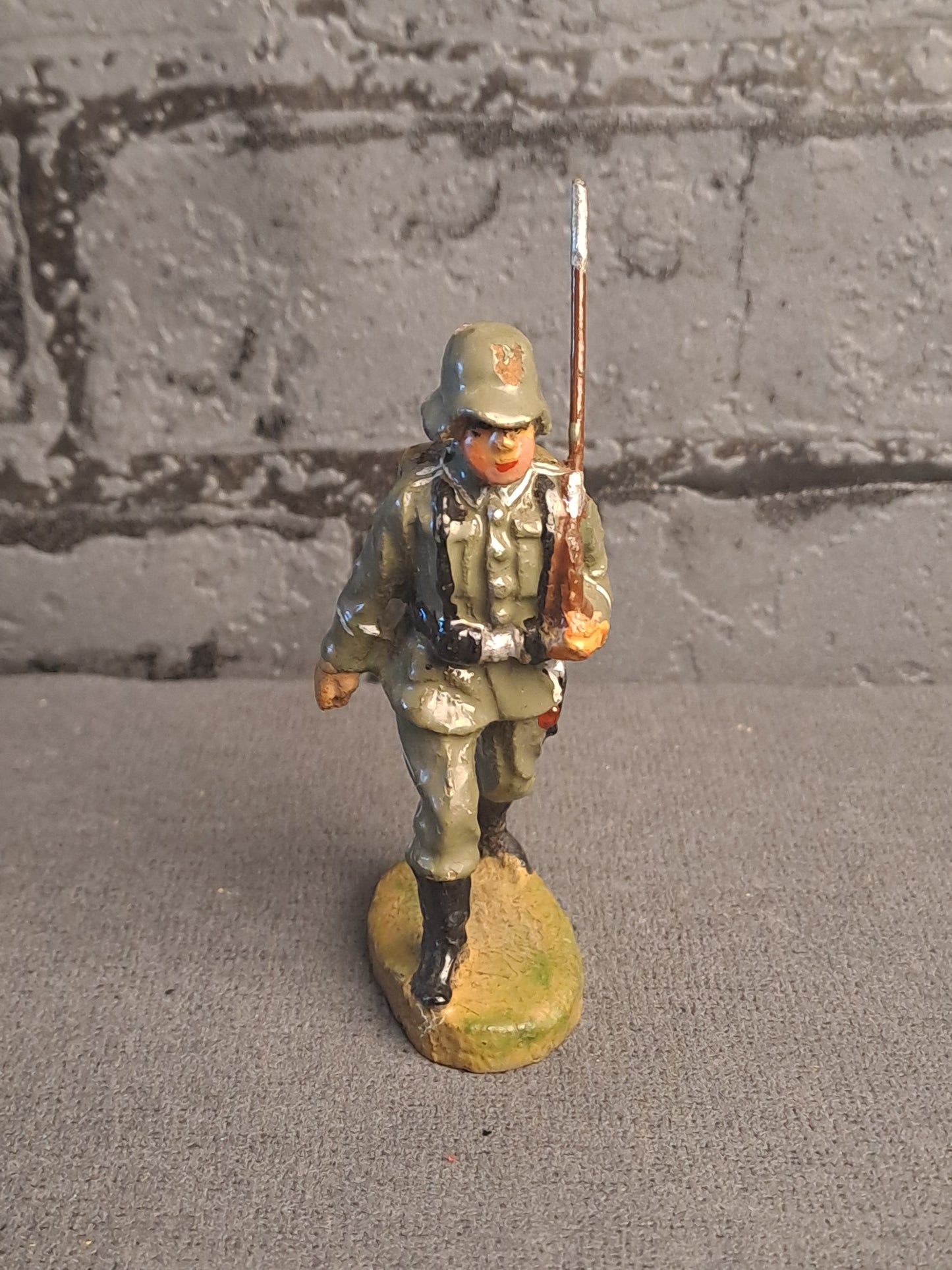 Elastolin German Soldier Marching / Elastolin Tysk Marcherende Soldat