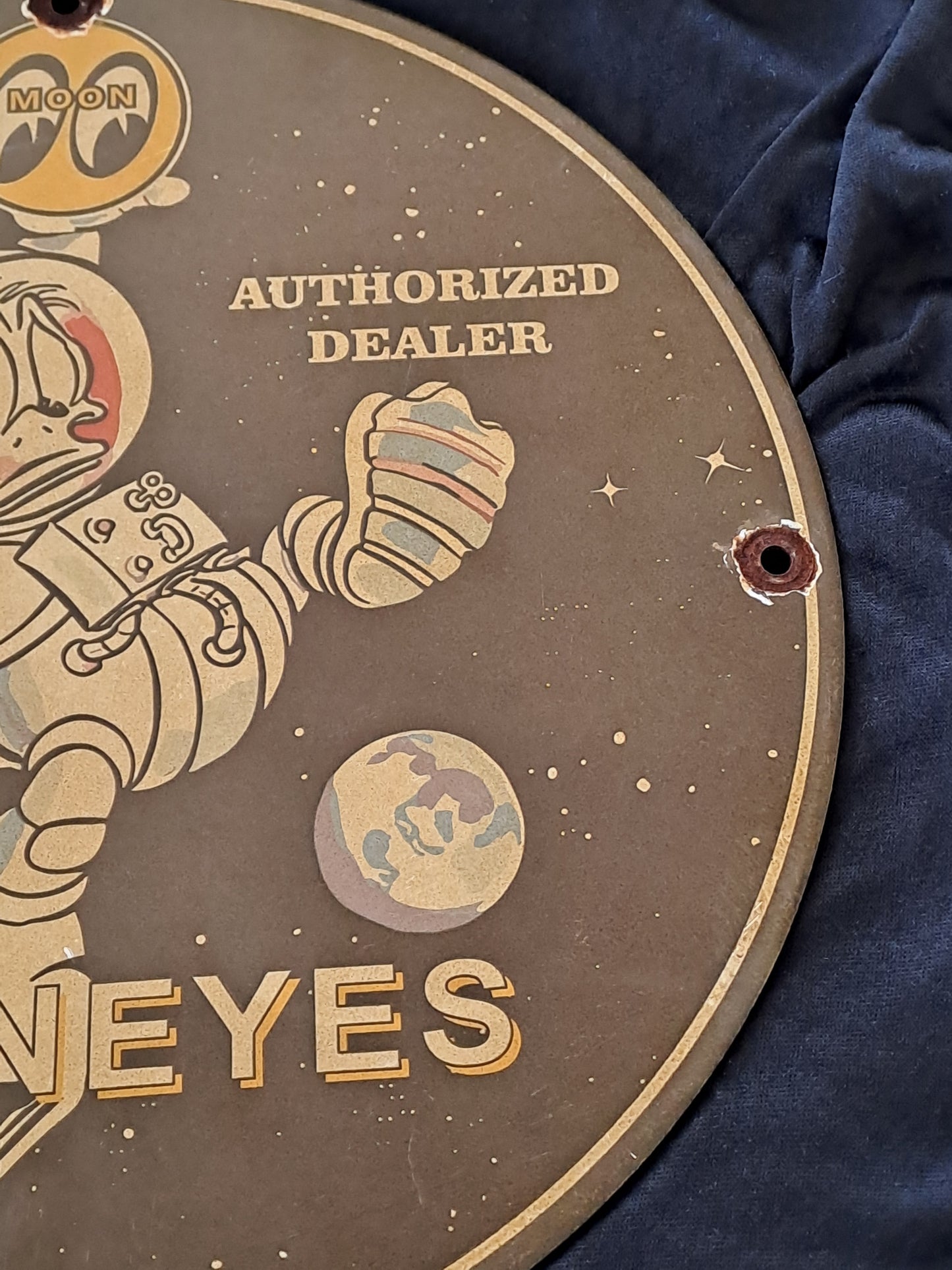 Mooneyes Authorized Dealer Enamel Sign with Donald Duck Disney / Mooneyes Authorized Dealer Emaljeskilt med Anders And Disney