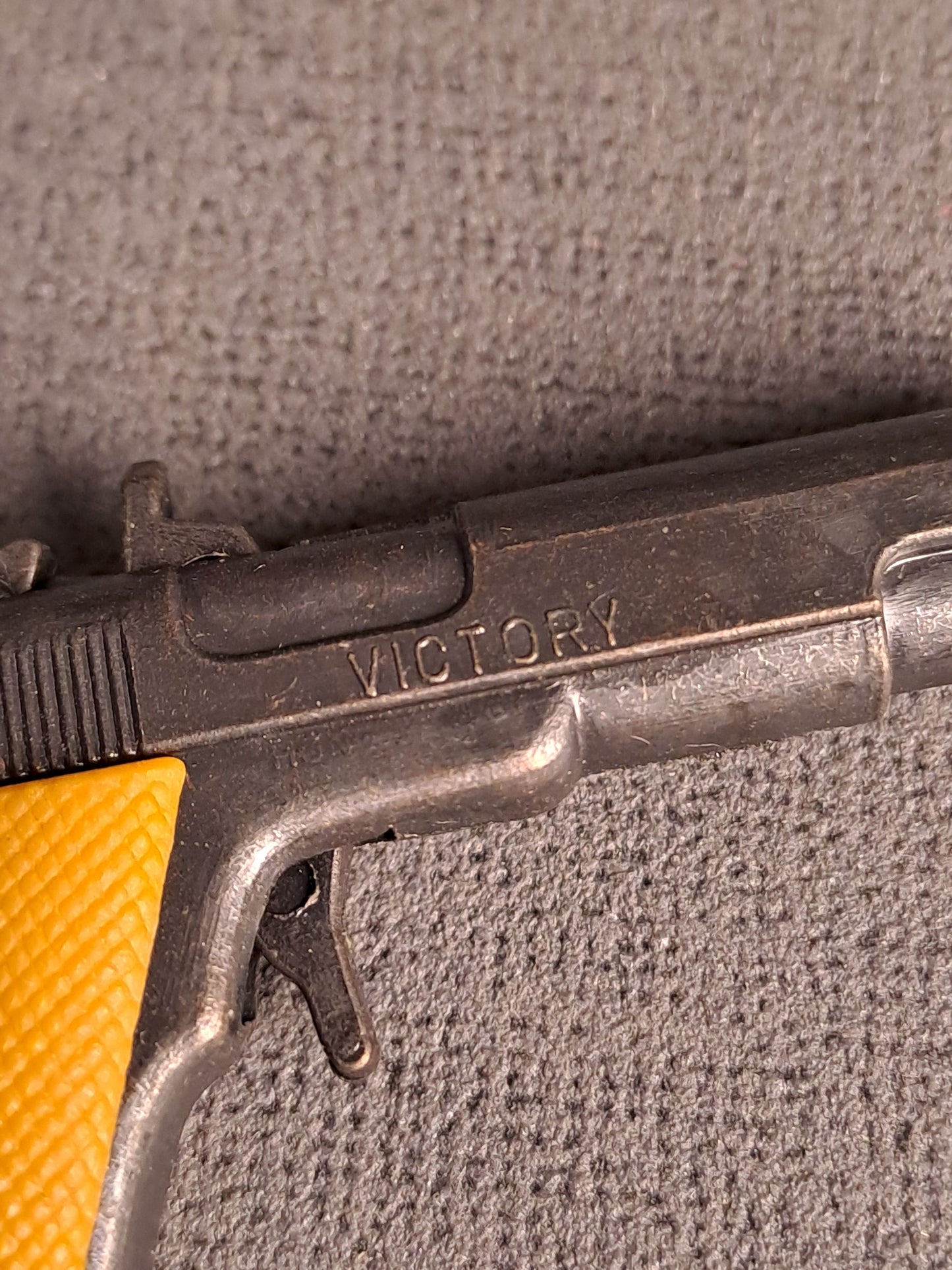 Vintage Key Ring Revolver in Holster 1970's / Vintage Nøglerings Revolver i Hylster 1970'erne