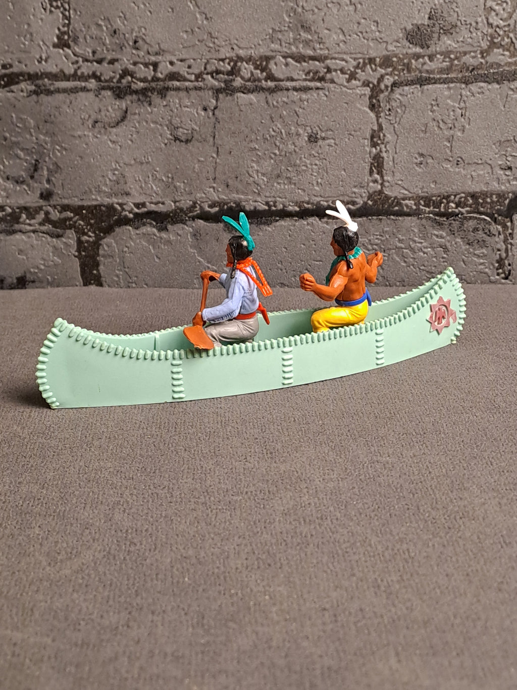Timpo Toys Indians in Canoe / Timpo Toys Indianere i Kano