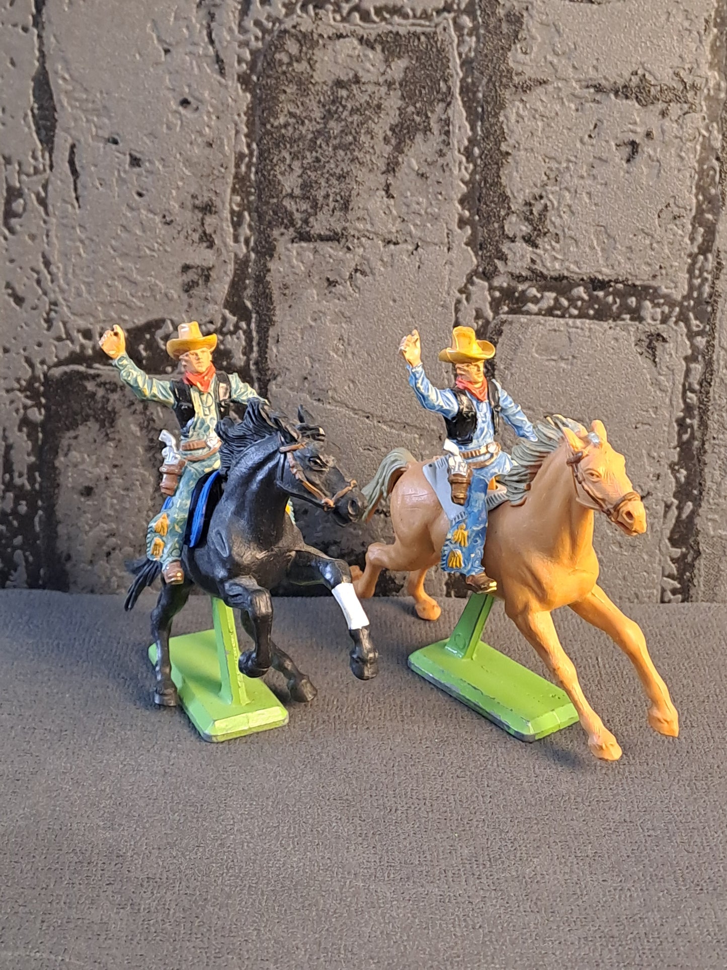 Britains Deetail Cowboys on Horses and More / Britains Deetail Cowboys på Heste og Mere