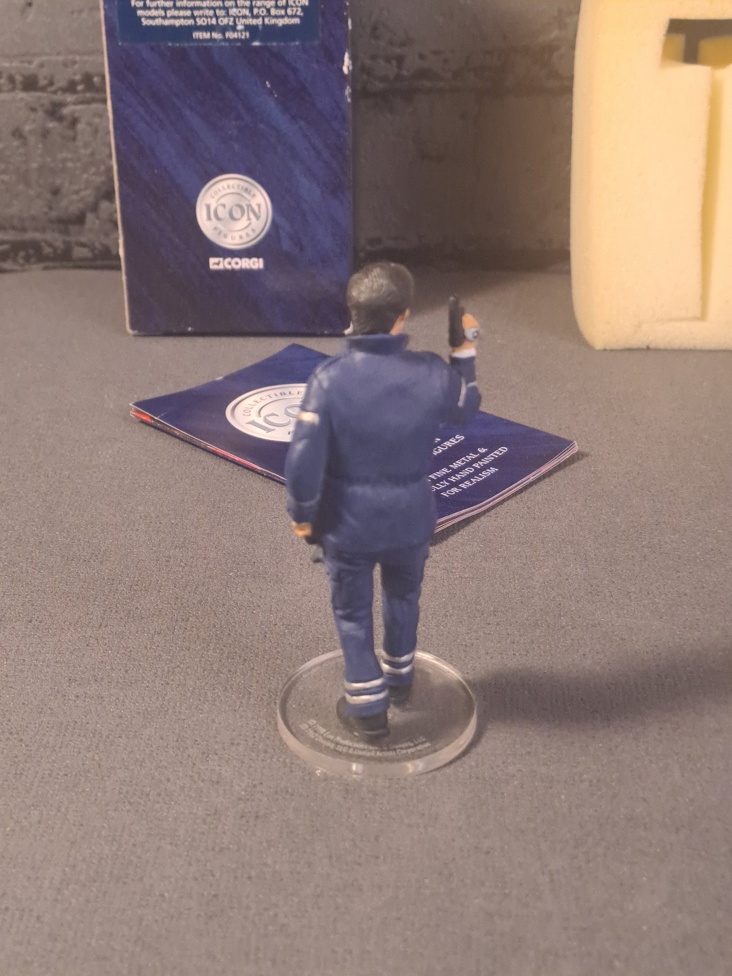 James Bond 007 Pierce Borsnan The World is Not Enough Figure Corgi Icon 1999