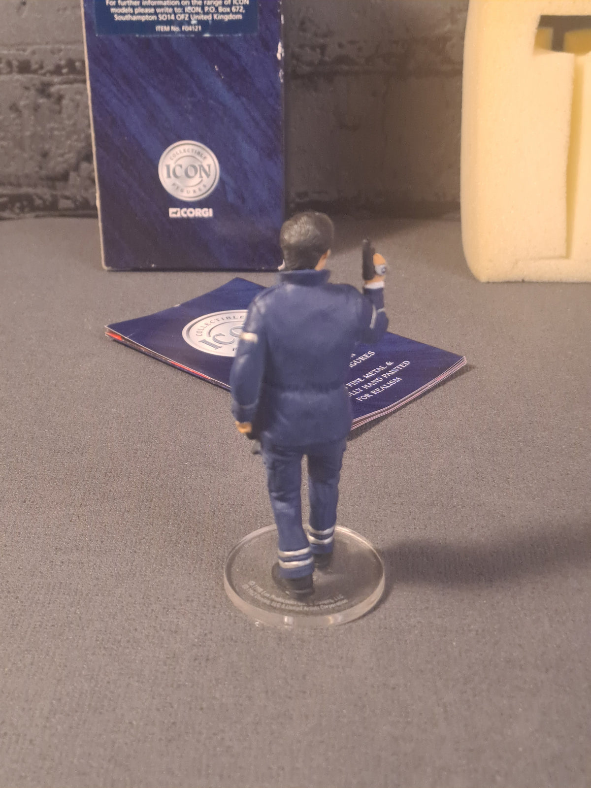 James Bond 007 Pierce Borsnan The World is Not Enough Figure Corgi Icon 1999
