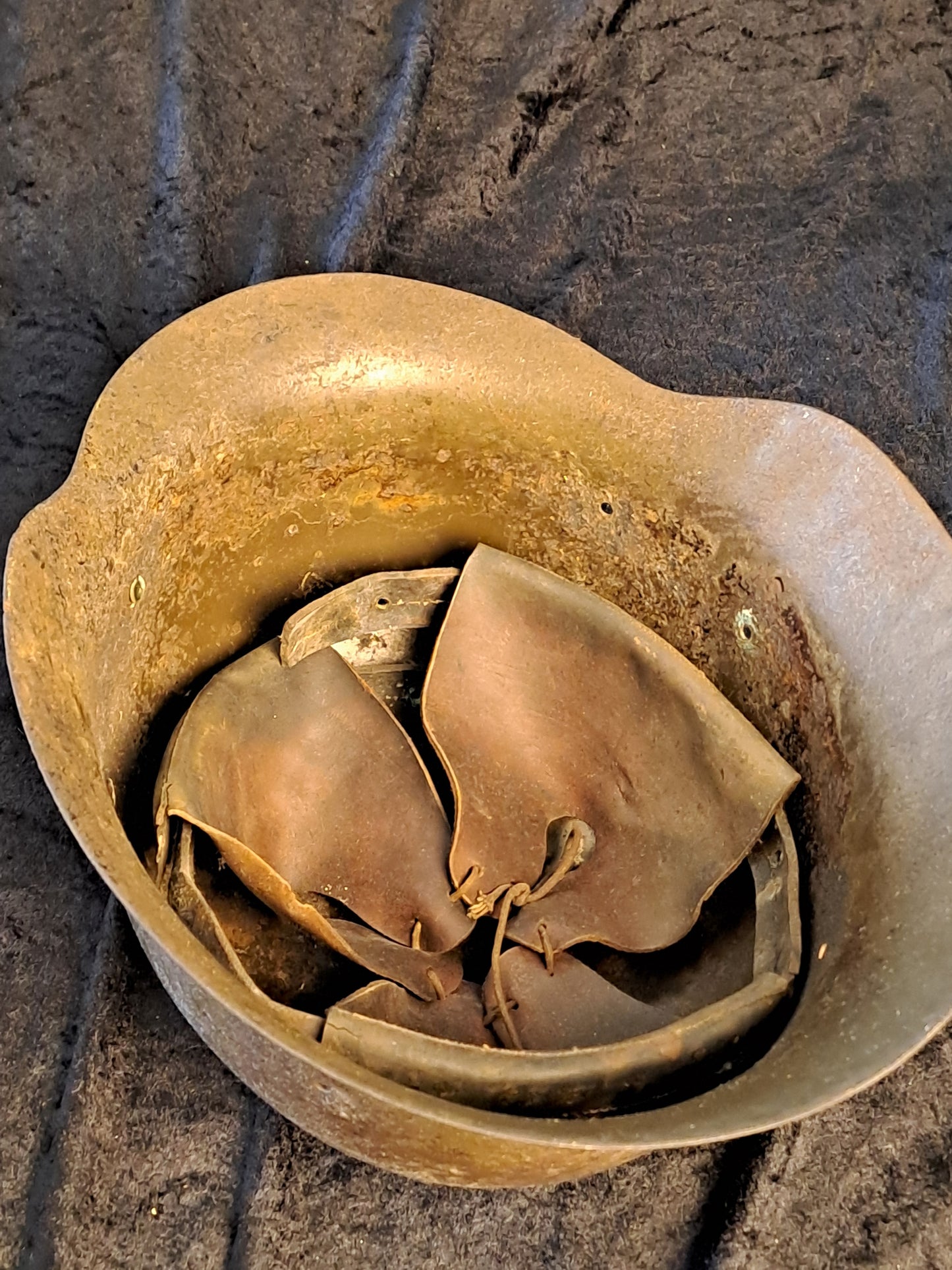 WW2 German Helmet M35 (?) / WW2 Tysk Stålhjelm M35 (?)