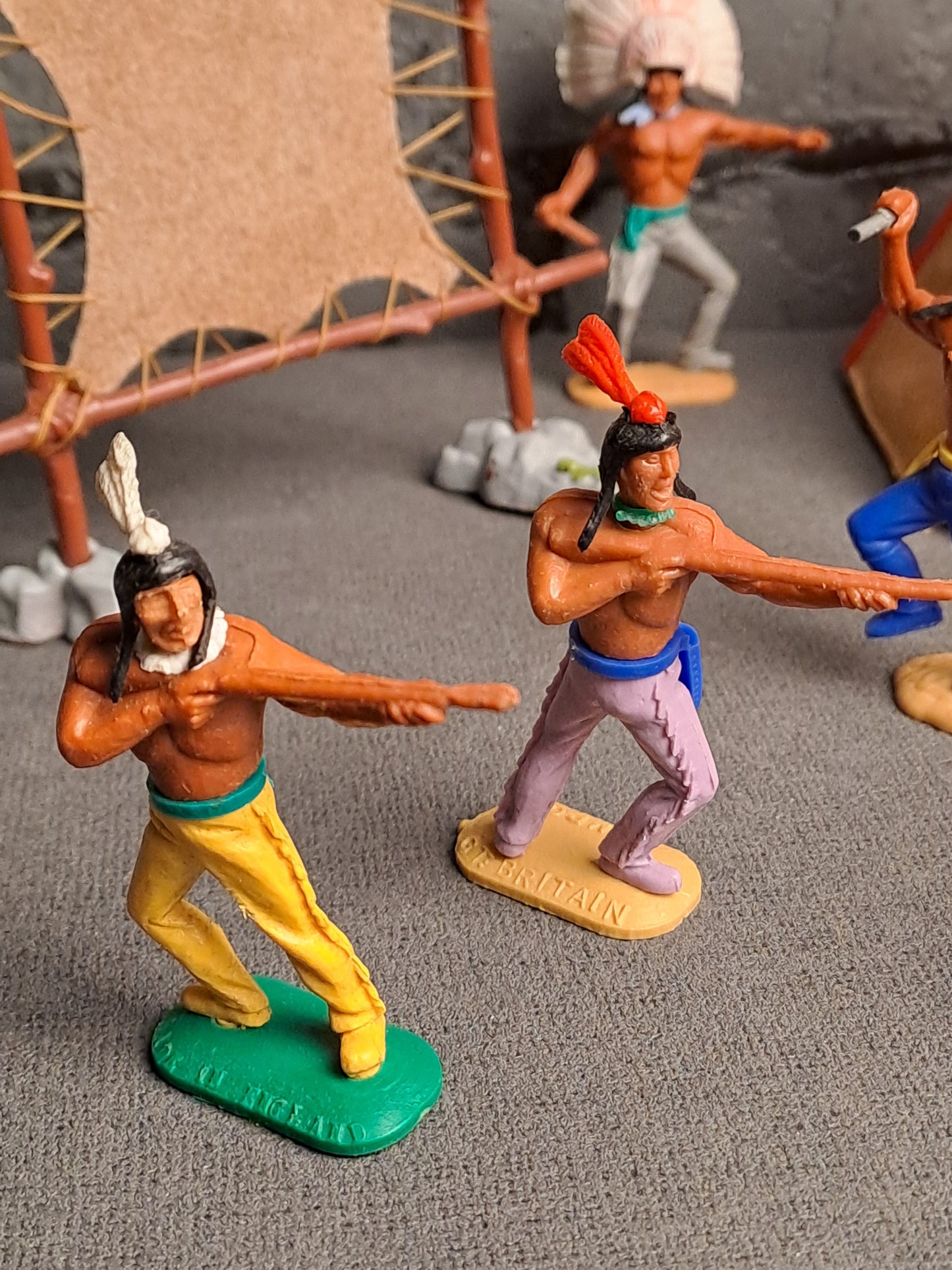 Timpo Toys Indians with Tent and Leather Stretch / Timpo Toys Indianere med Telt og Skind