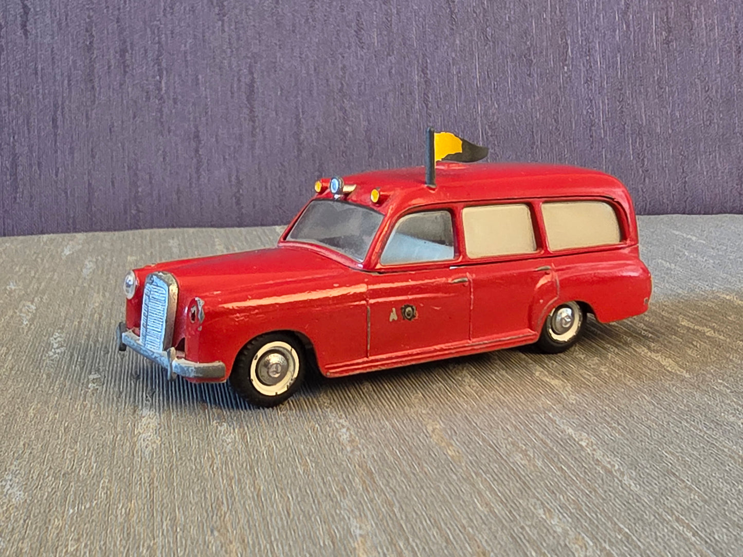 Tekno Mercedes Benz 220s Ambulance
