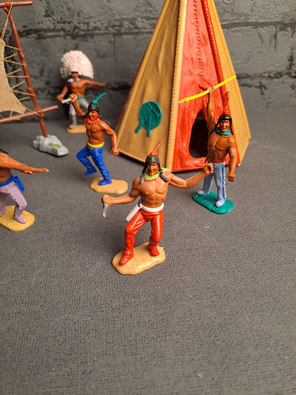 Timpo Toys Indians with Tent and Leather Stretch / Timpo Toys Indianere med Telt og Skind
