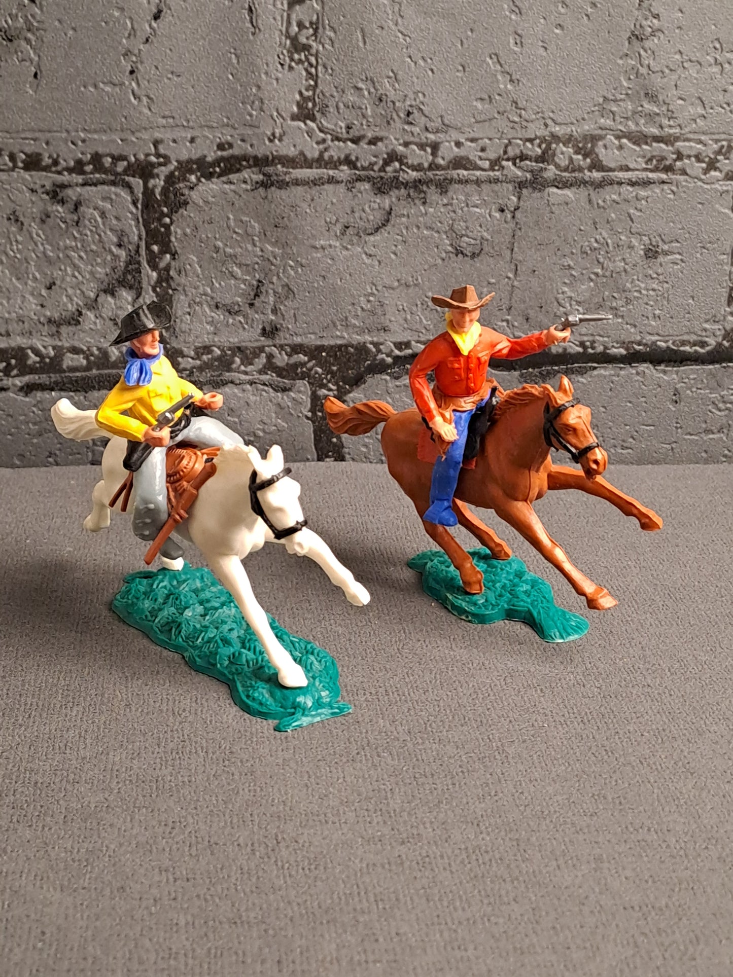 Timpo Toys Cowboys on Horses x2 / Timpo Toys Cowboys på Heste x2