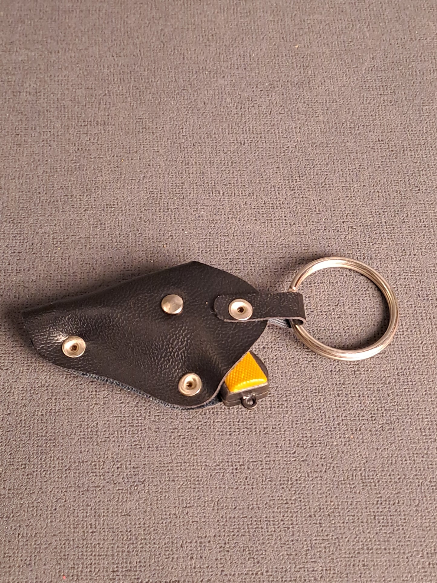 Vintage Key Ring Revolver in Holster 1970's / Vintage Nøglerings Revolver i Hylster 1970'erne