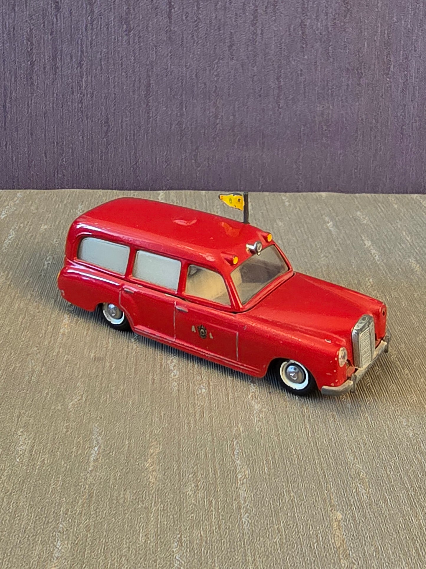 Tekno Mercedes Benz 220s Ambulance
