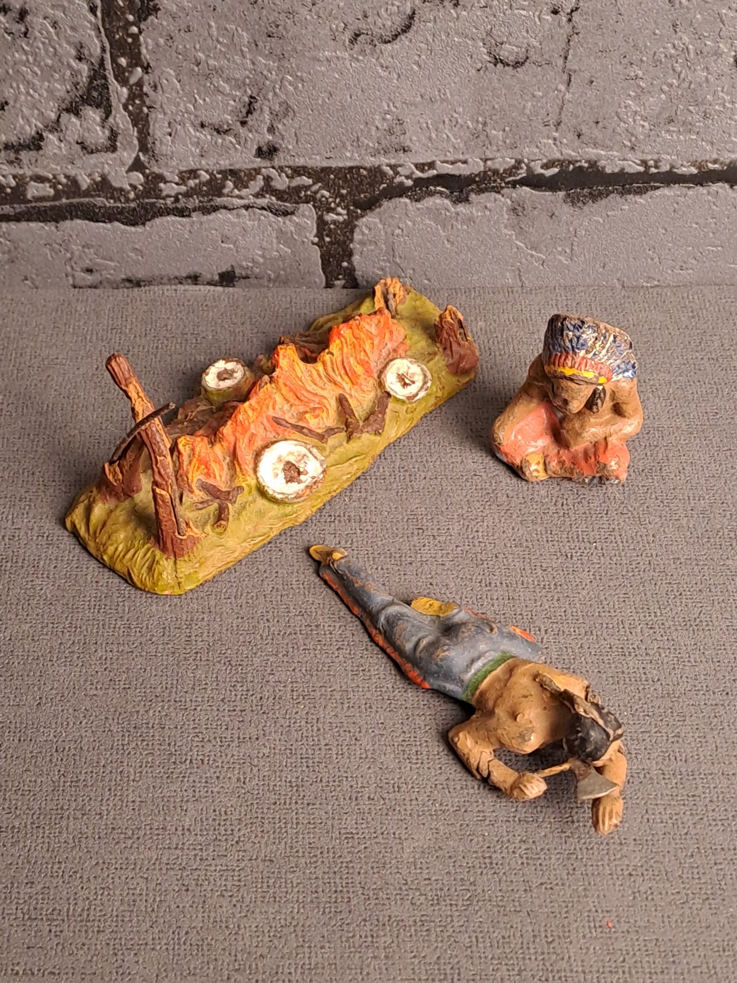 Lineol and Elastolin Indians with Fire Place / Lineol og Elastolin Indianere med Ildsted