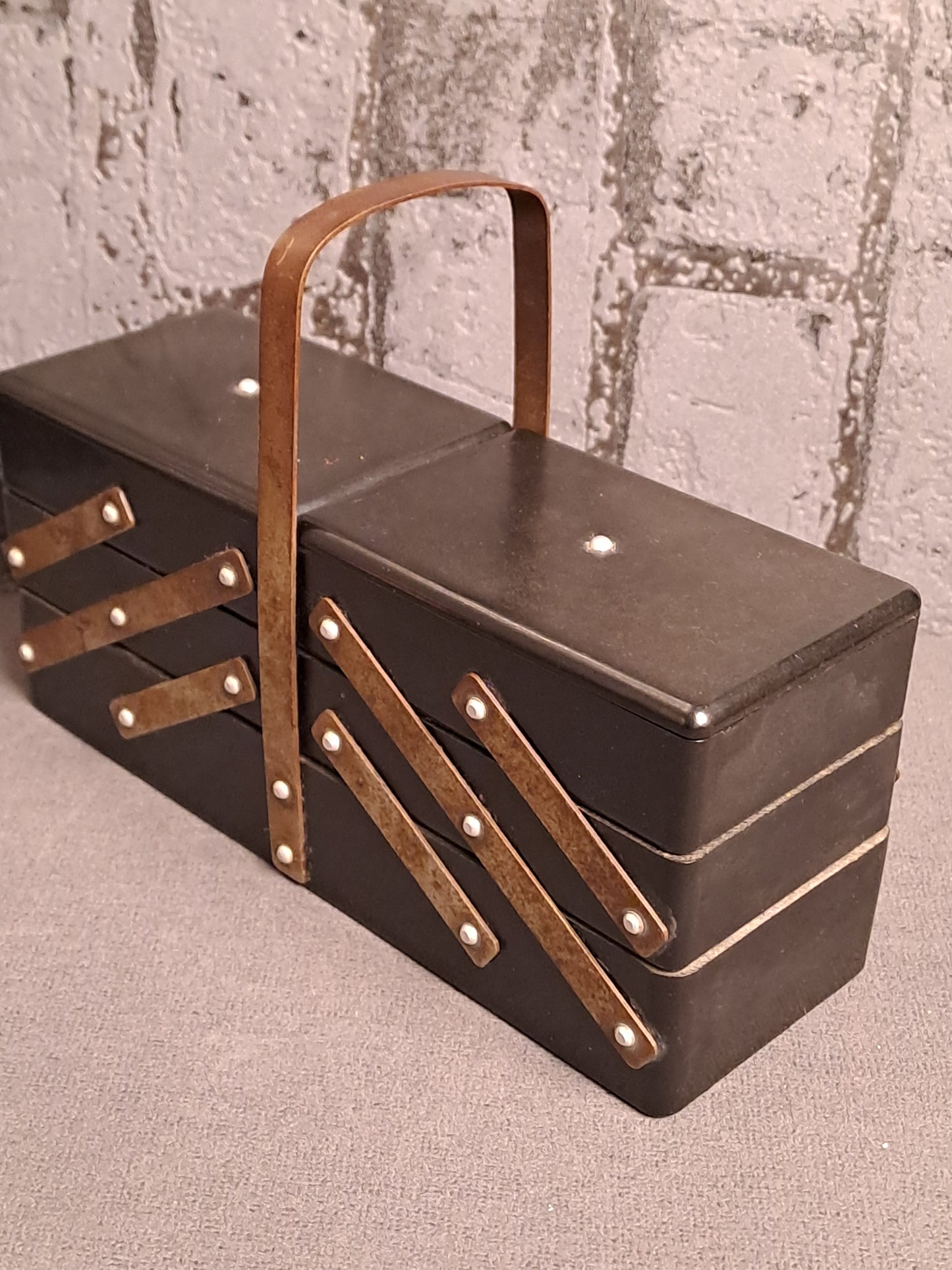 Very Rare Bakelite Sewing Box / Meget Sjældent Bakelit Syskrin 1930erne