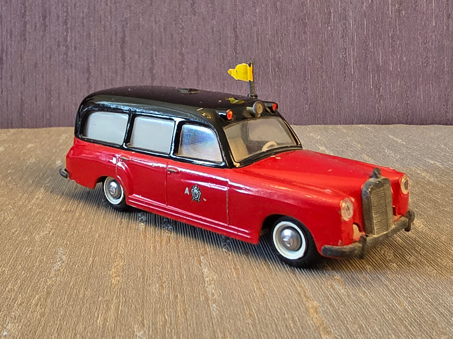 Tekno Mercedes Benz 220s Ambulance