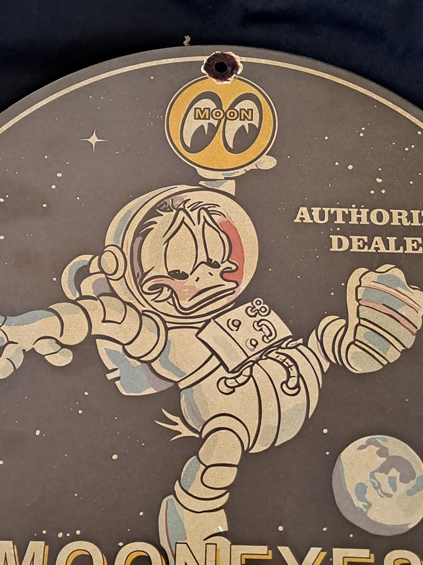 Mooneyes Authorized Dealer Enamel Sign with Donald Duck Disney / Mooneyes Authorized Dealer Emaljeskilt med Anders And Disney