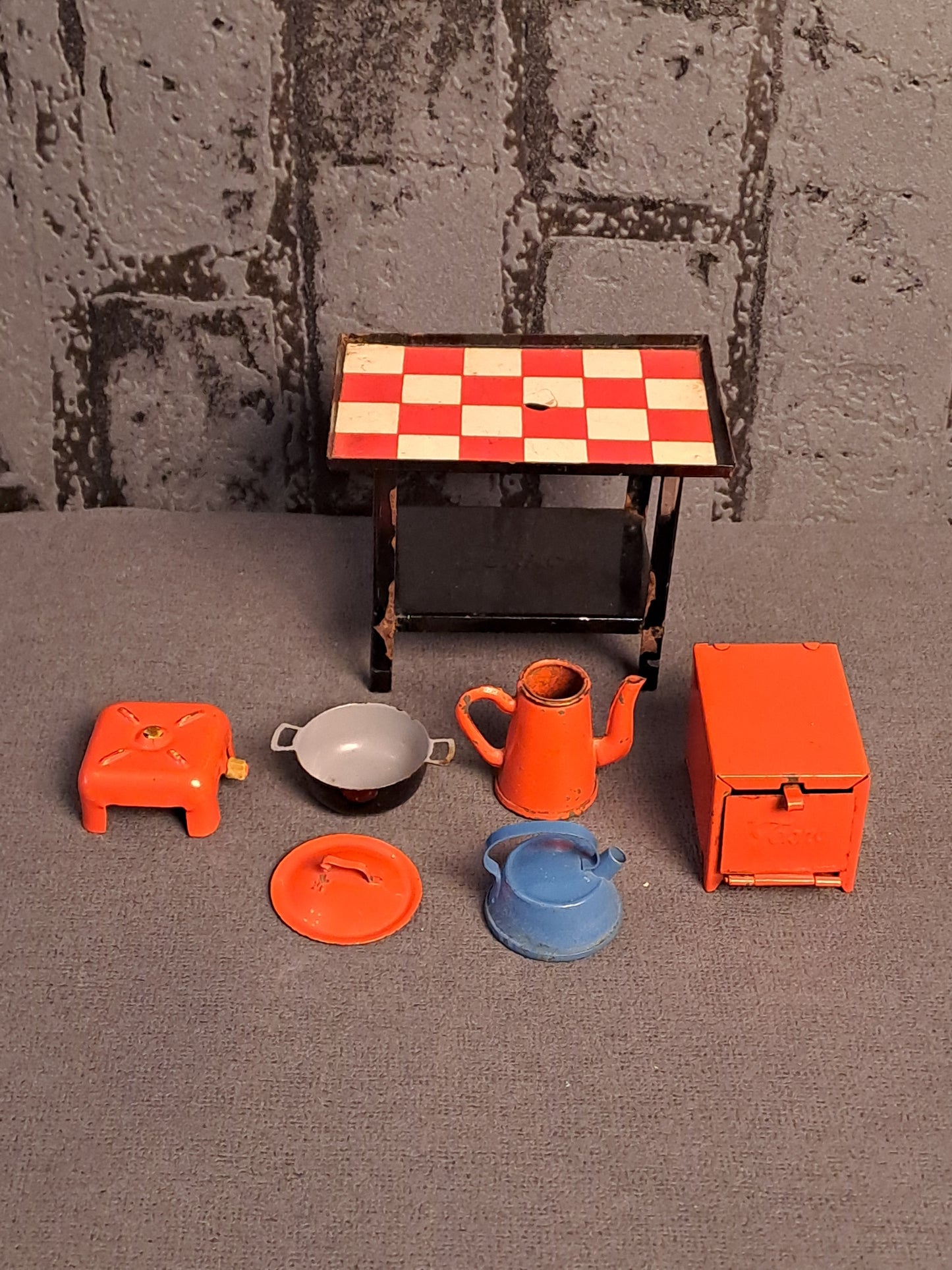 Tekno Denmark Miniature Gas Table and Kitchen Tools / Tekno Danmark Miniature Gasbord og Køkkenredskaber