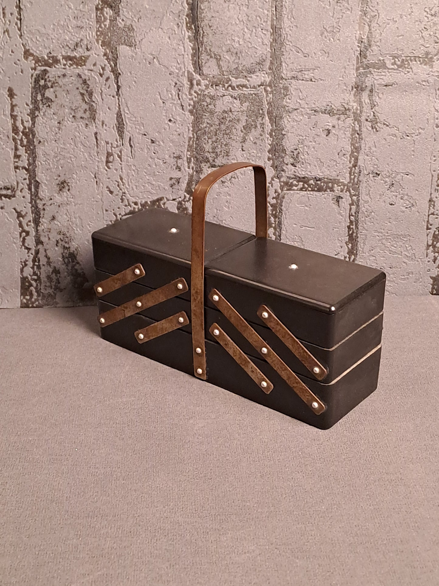 Very Rare Bakelite Sewing Box / Meget Sjældent Bakelit Syskrin 1930erne