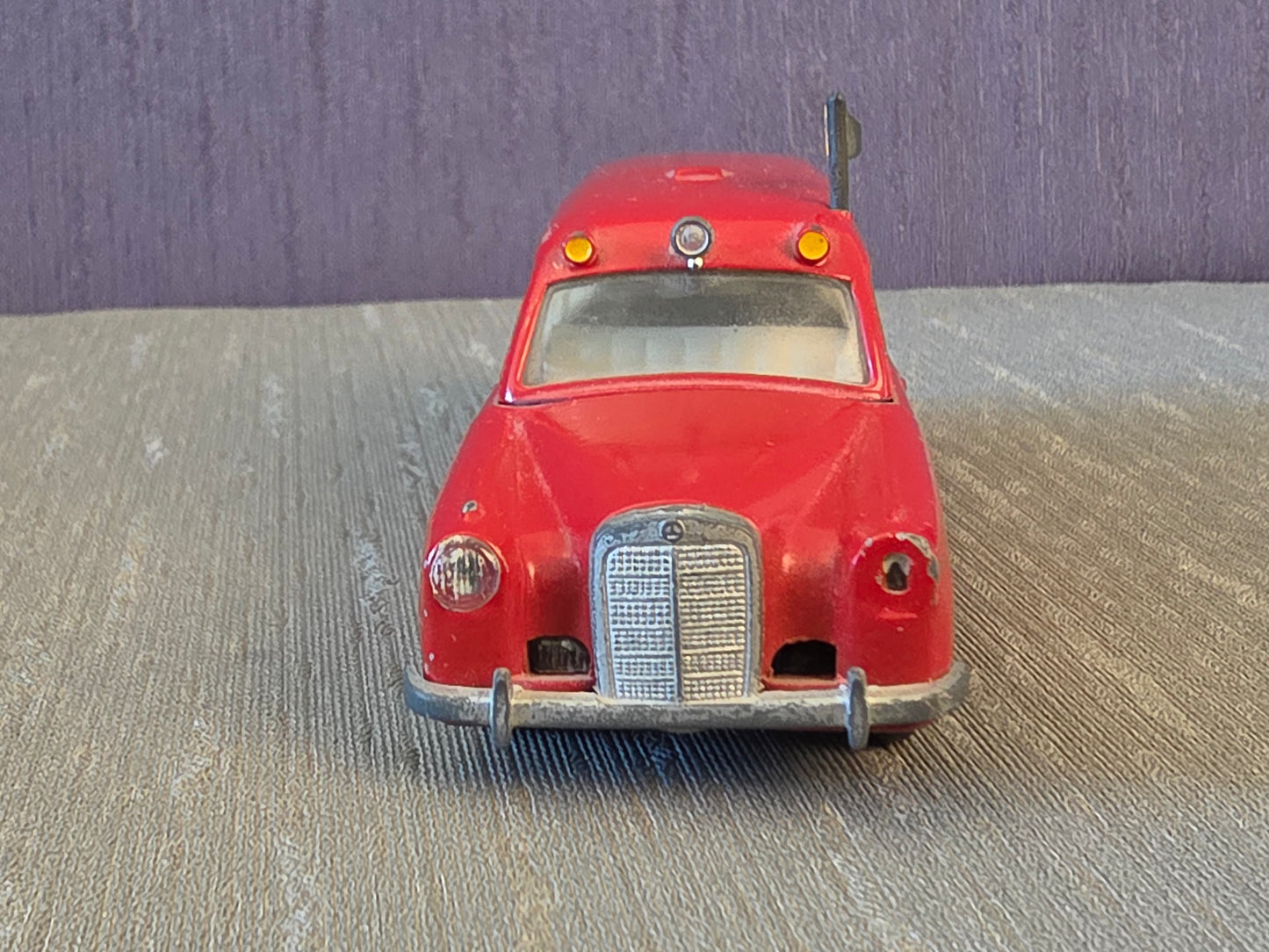 Tekno Mercedes Benz 220s Ambulance