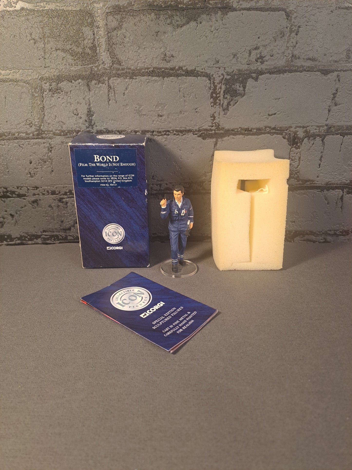 James Bond 007 Pierce Borsnan The World is Not Enough Figure Corgi Icon 1999