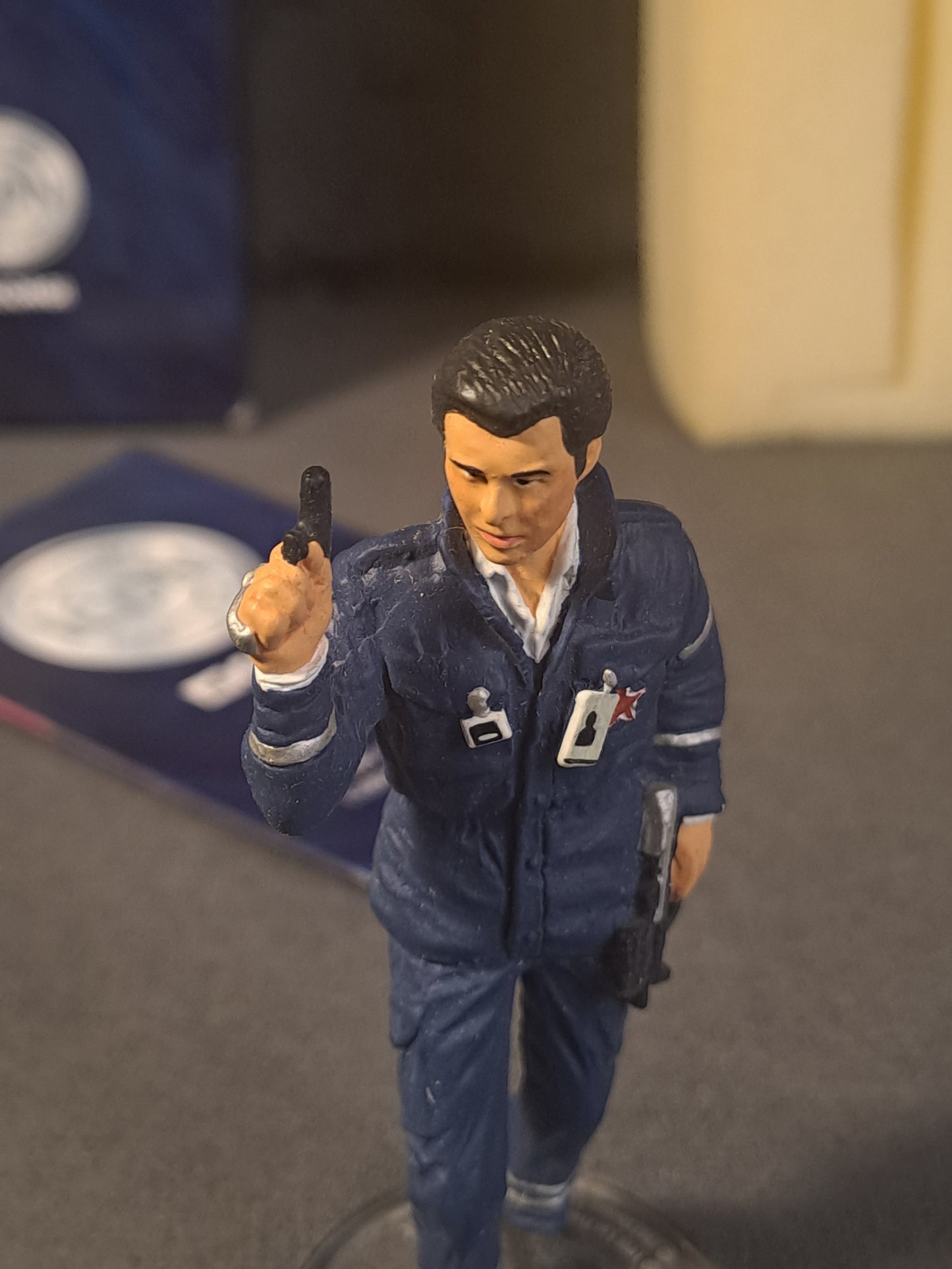 James Bond 007 Pierce Borsnan The World is Not Enough Figure Corgi Icon 1999